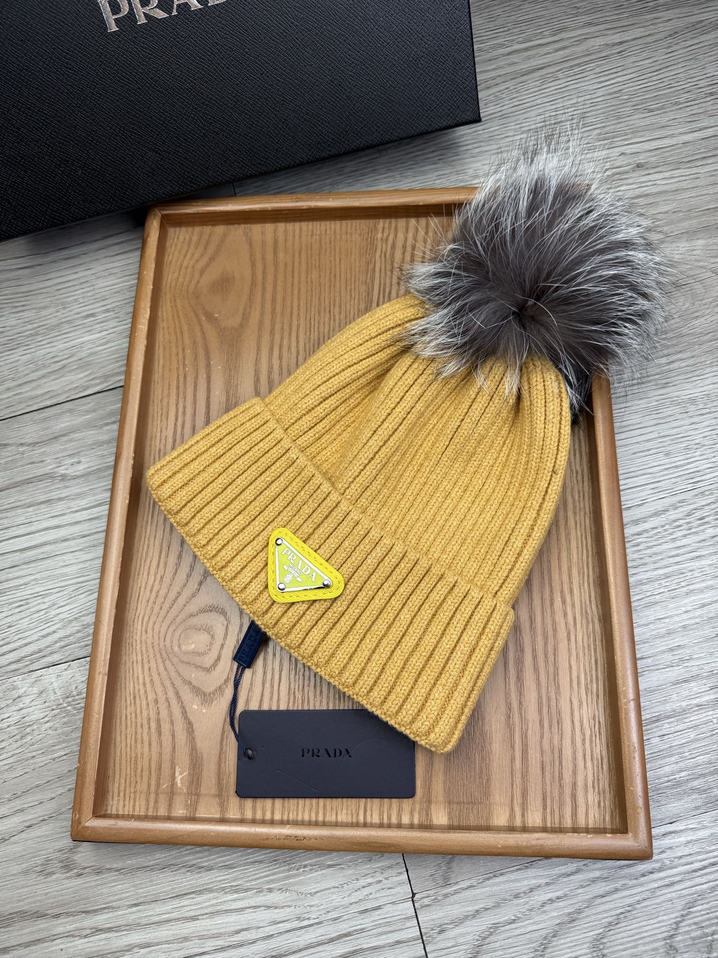 超级福利P75。prada。经典毛线针织帽子!小姐姐的冬日最爱~随便搭配什么衣服都好看!又减龄又显可爱的一款~颜色很多,随心百搭~毛球配的是筛选过的真骆子毛球!而不是市面上那种便宜的假毛球!毛球非常柔软,有光泽!快快入手~