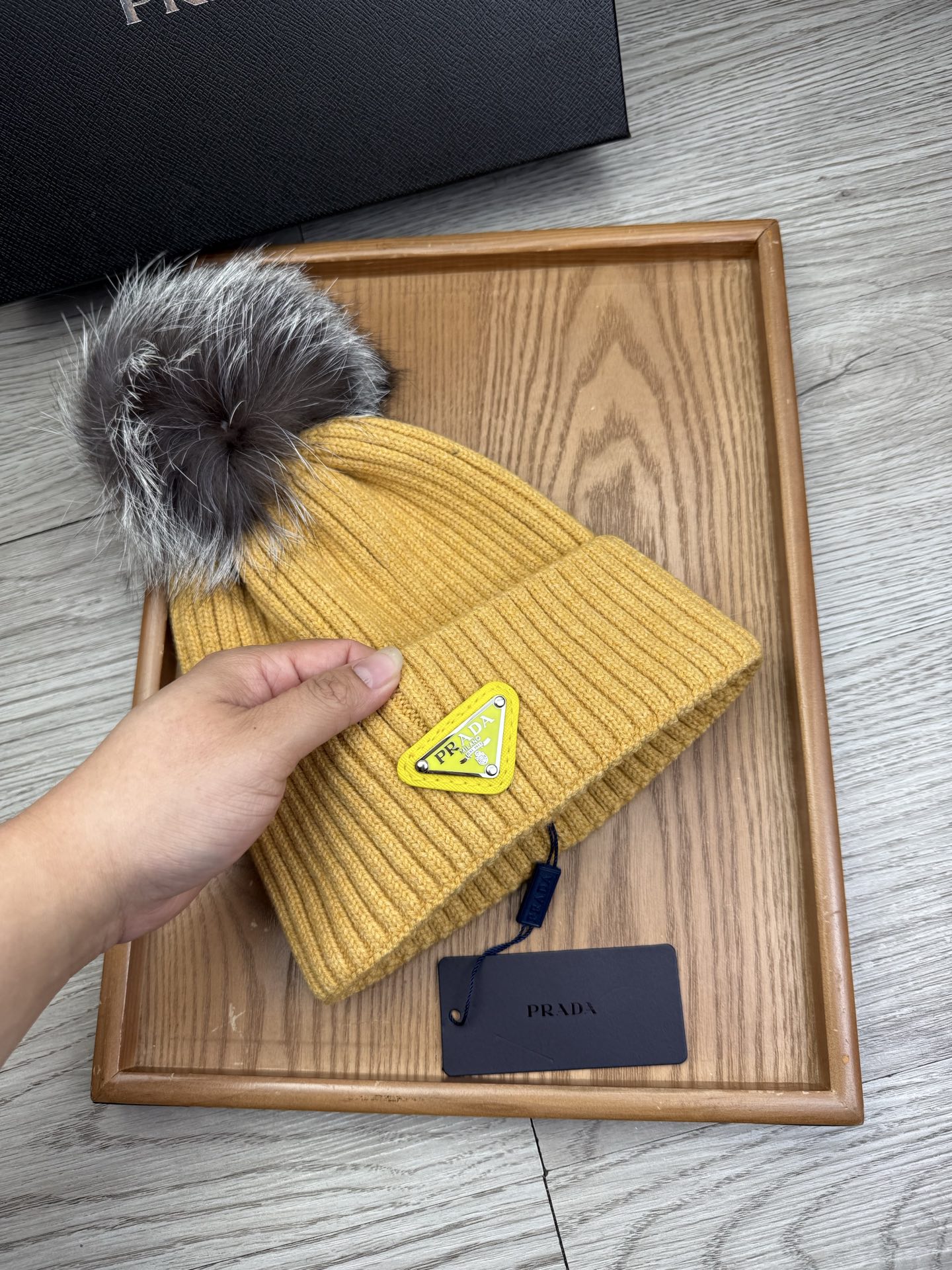 超级福利P75。prada。经典毛线针织帽子!小姐姐的冬日最爱~随便搭配什么衣服都好看!又减龄又显可爱的一款~颜色很多,随心百搭~毛球配的是筛选过的真骆子毛球!而不是市面上那种便宜的假毛球!毛球非常柔软,有光泽!快快入手~