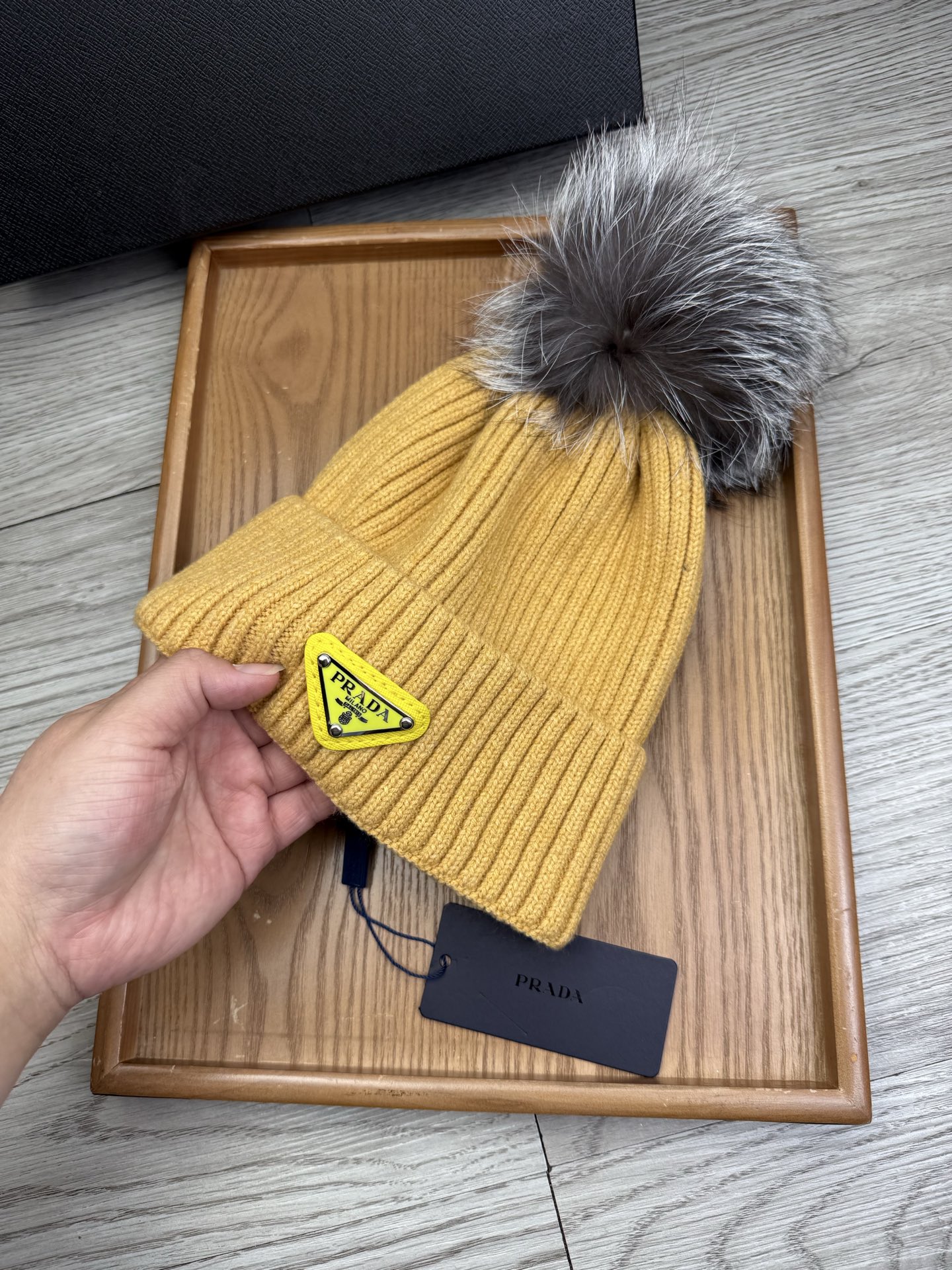 超级福利P75。prada。经典毛线针织帽子!小姐姐的冬日最爱~随便搭配什么衣服都好看!又减龄又显可爱的一款~颜色很多,随心百搭~毛球配的是筛选过的真骆子毛球!而不是市面上那种便宜的假毛球!毛球非常柔软,有光泽!快快入手~