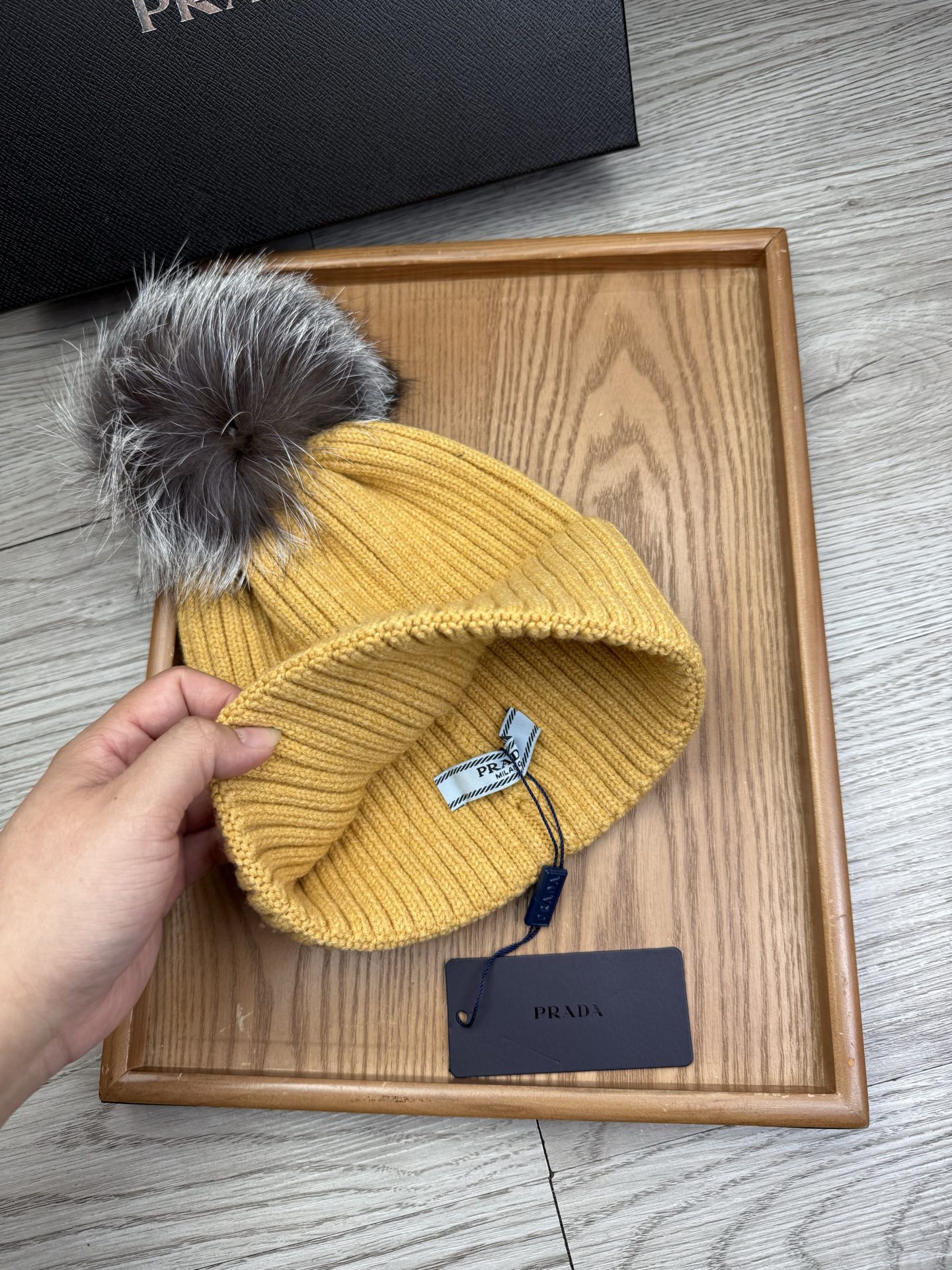 超级福利P75。prada。经典毛线针织帽子!小姐姐的冬日最爱~随便搭配什么衣服都好看!又减龄又显可爱的一款~颜色很多,随心百搭~毛球配的是筛选过的真骆子毛球!而不是市面上那种便宜的假毛球!毛球非常柔软,有光泽!快快入手~