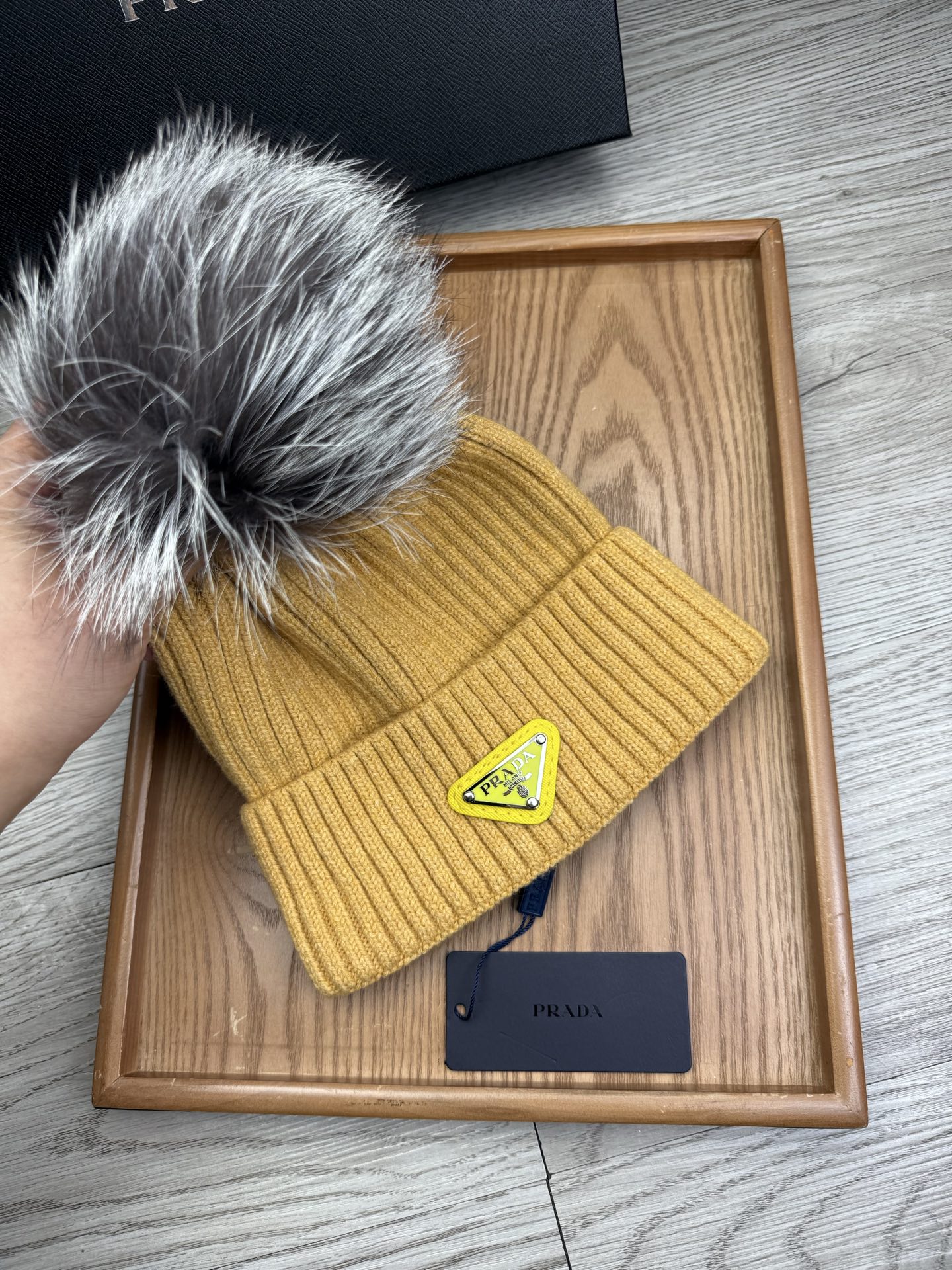 超级福利P75。prada。经典毛线针织帽子!小姐姐的冬日最爱~随便搭配什么衣服都好看!又减龄又显可爱的一款~颜色很多,随心百搭~毛球配的是筛选过的真骆子毛球!而不是市面上那种便宜的假毛球!毛球非常柔软,有光泽!快快入手~