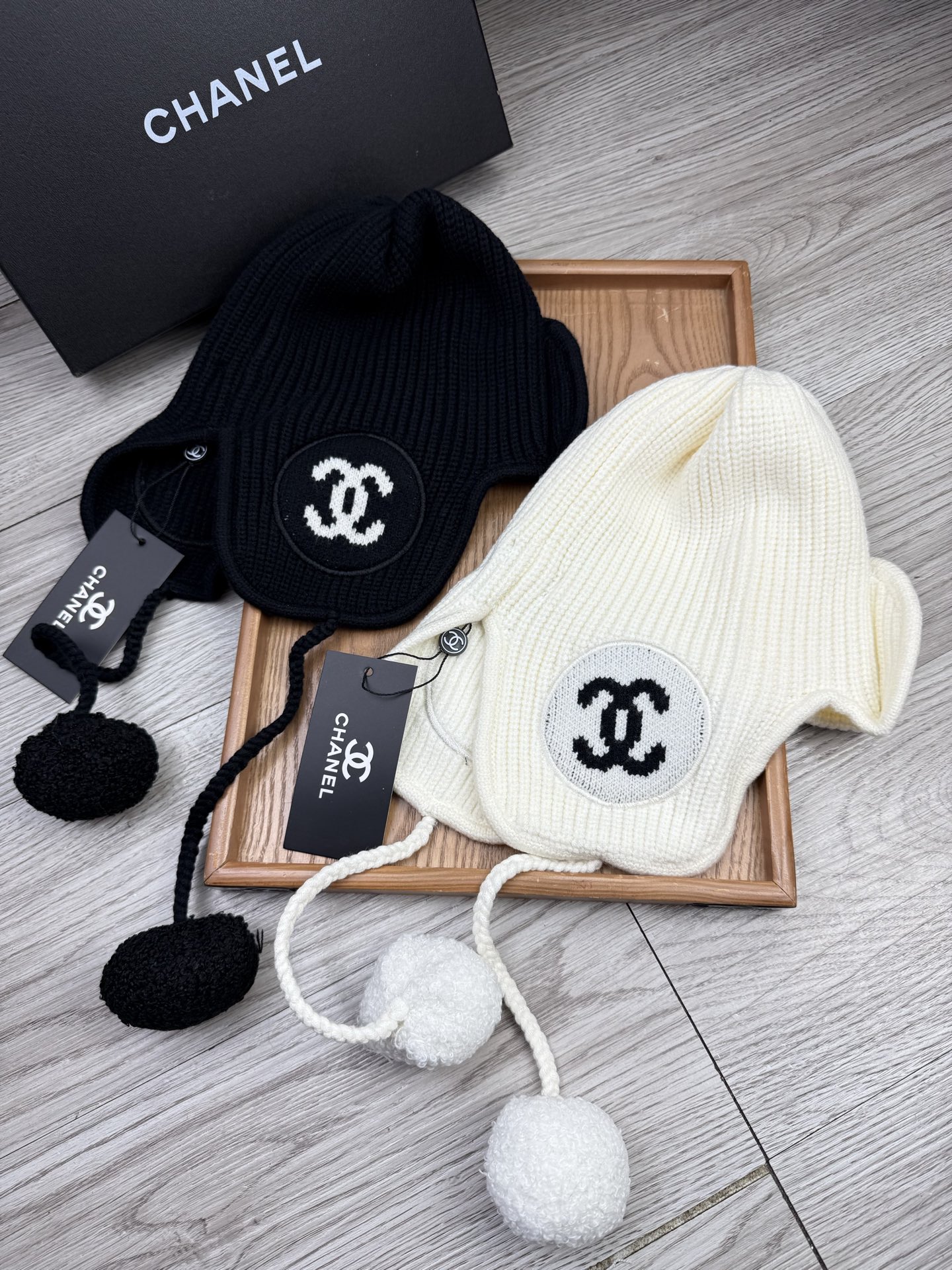 NO:579807,Special offer. C Home. A must-have Lei Feng hat to keep warm in winter!  This Lei Feng hat is really popular in Xiaohongshu. Who knew that this Lei Feng hat paired with snow boots and cotton jacket/coat would look really beautiful in the film!  Look small!  Beautiful and practical!  Good thermal performance!  It can protect your ears well!  You no longer have to worry about the cold when you go out ~ the two colors match so well!  Hats, bucket hats, baseball caps, knitted hats, hats, chanel, boots, espadrilles, hats19860909特价.C家.冬季保暖必备雷锋帽！这款雷锋帽在小红书真的火的一塌糊涂,谁知道哇,这款雷锋帽搭配雪地靴棉服/大衣,出片真的巨美的！显脸小！又好看又实用！保暖性能好！可以好好的保护耳朵！出门再也不怕冻啦～2个颜色超级好搭配！帽子渔夫帽棒球帽针织帽,帽子,chanel,boots,espadrilles,hats,hat