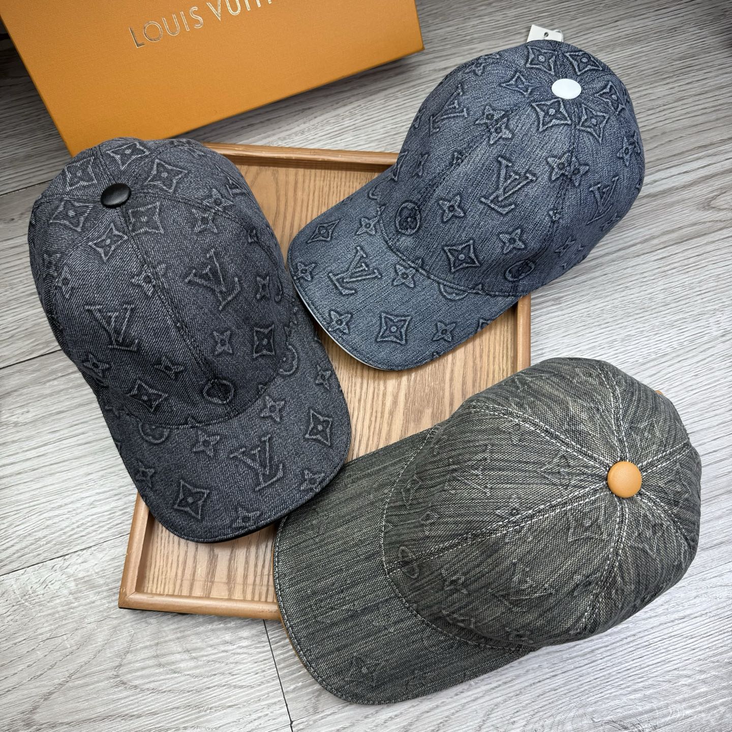 NO:579938,.L family.【Super A quality】The latest model!  Fashion trend, high-end workmanship!  Every hat is made with care!  Oxford material!  First layer of cowhide!  Comes with box, dust bag, extraordinary quality, details are also very important. Genuine leather cap nails, leather adjustment strap!  Hats bucket hat baseball cap knitted hat,hat,louis vuitton,espadrilles,cowhide,hats19860909.L家.【超A品质】最新款！时尚潮流,高端做工！每一个帽子都是用心之作！牛津材质！头层牛皮！配盒子、防尘袋、非一般的品质,细节也很重要.真皮帽钉,真皮调节带！帽子渔夫帽棒球帽针织帽,帽子,louis vuitton,espadrilles,cowhide,hats,hat