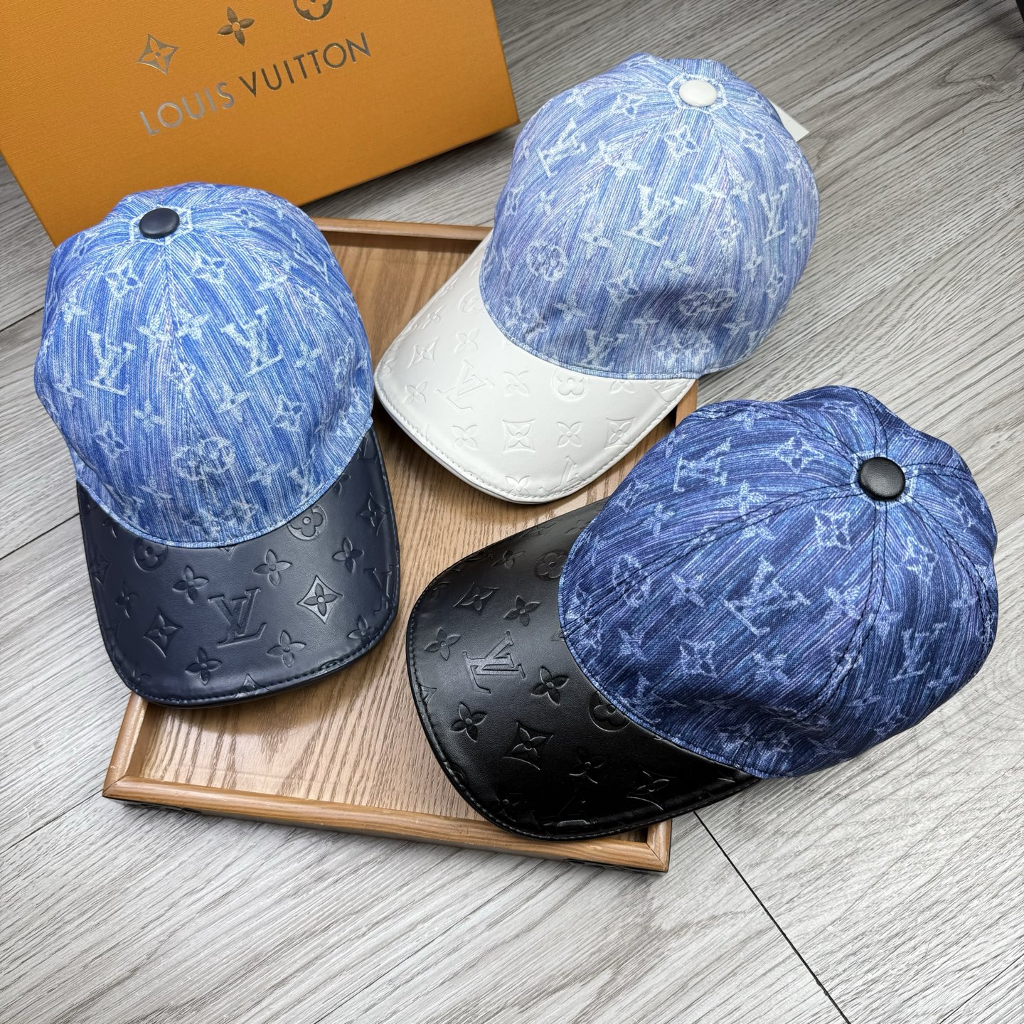 NO:579778,.L family.【Super A quality】The latest model!  Fashion trend, high-end workmanship!  Every hat is made with care!  Oxford material!  First layer of cowhide!  Comes with box, dust bag, extraordinary quality, details are also very important. Genuine leather cap nails, leather adjustment strap!  Hats bucket hat baseball cap knitted hat,hat,louis vuitton,espadrilles,cowhide,hats19860909.L家.【超A品质】最新款！时尚潮流,高端做工！每一个帽子都是用心之作！牛津材质！头层牛皮！配盒子、防尘袋、非一般的品质,细节也很重要.真皮帽钉,真皮调节带！帽子渔夫帽棒球帽针织帽,帽子,louis vuitton,espadrilles,cowhide,hats,hat