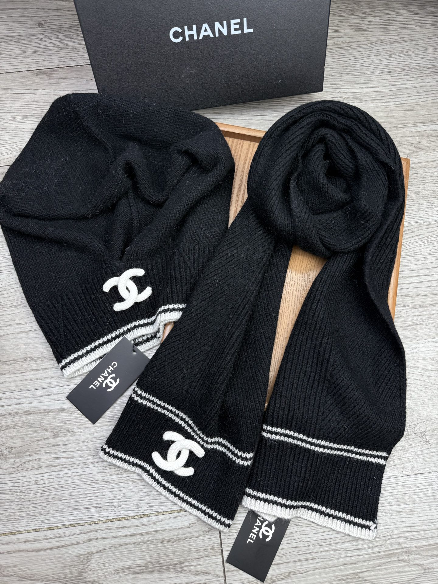 🌹。C家。【两件套-羊毛套装帽子】经典套装帽子！帽子➕围巾！70%羊毛+30%兔毛。暖暖哒超级舒服～冬日小姐姐减龄神器哦