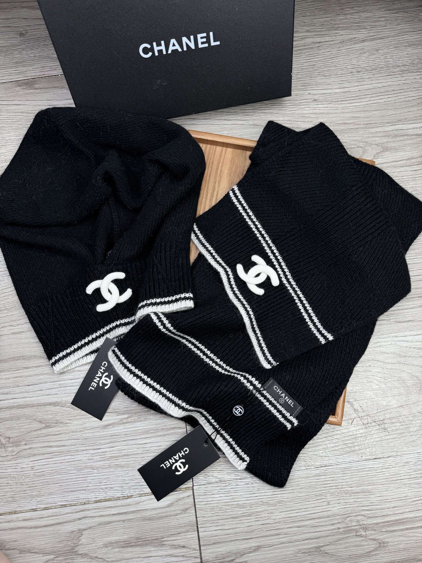 🌹。C家。【两件套-羊毛套装帽子】经典套装帽子！帽子➕围巾！70%羊毛+30%兔毛。暖暖哒超级舒服～冬日小姐姐减龄神器哦