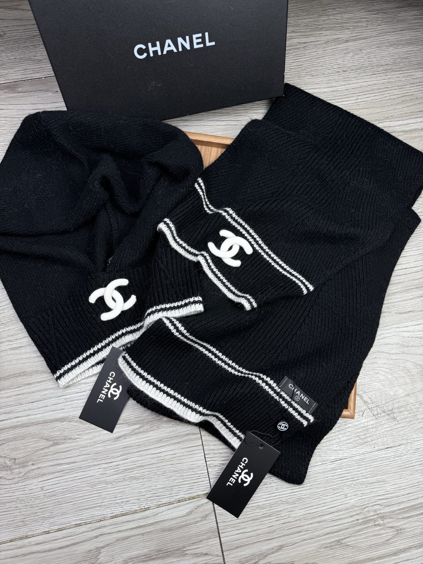 🌹。C家。【两件套-羊毛套装帽子】经典套装帽子！帽子➕围巾！70%羊毛+30%兔毛。暖暖哒超级舒服～冬日小姐姐减龄神器哦