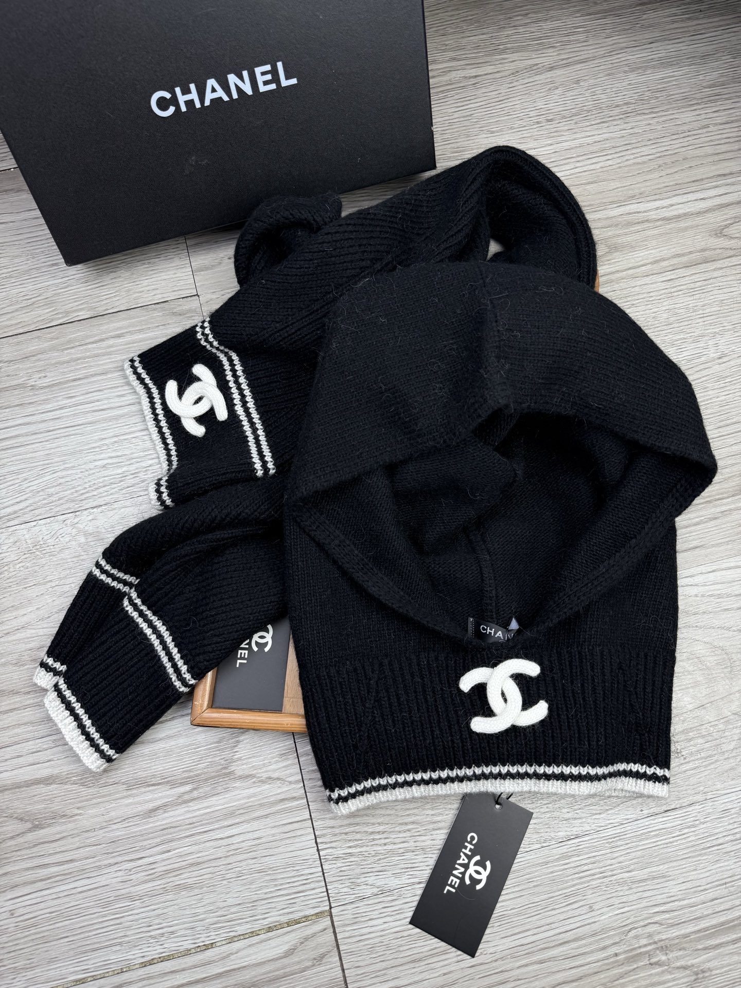 🌹。C家。【两件套-羊毛套装帽子】经典套装帽子！帽子➕围巾！70%羊毛+30%兔毛。暖暖哒超级舒服～冬日小姐姐减龄神器哦