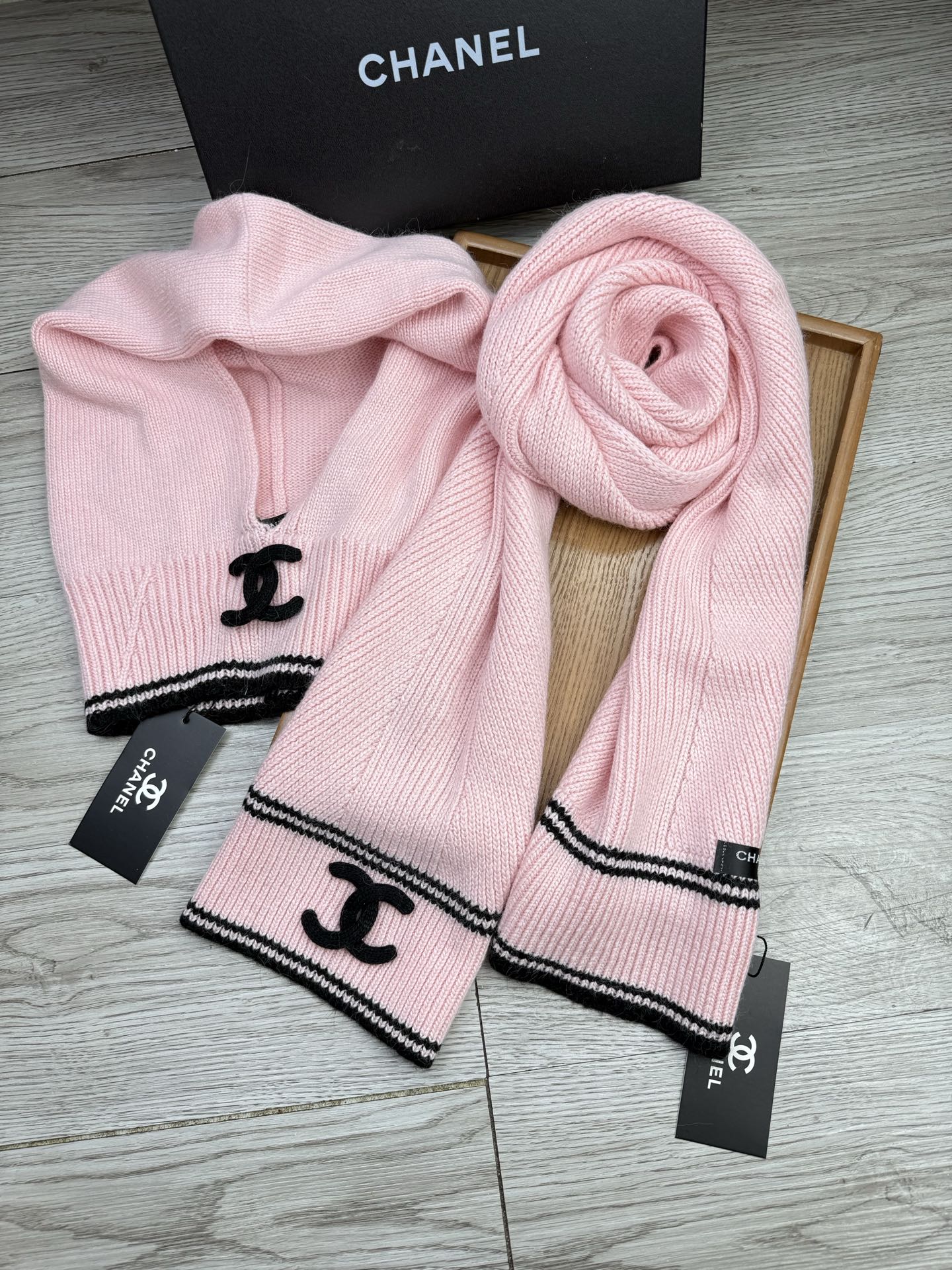 🌹。C家。【两件套-羊毛套装帽子】经典套装帽子！帽子➕围巾！70%羊毛+30%兔毛。暖暖哒超级舒服～冬日小姐姐减龄神器哦