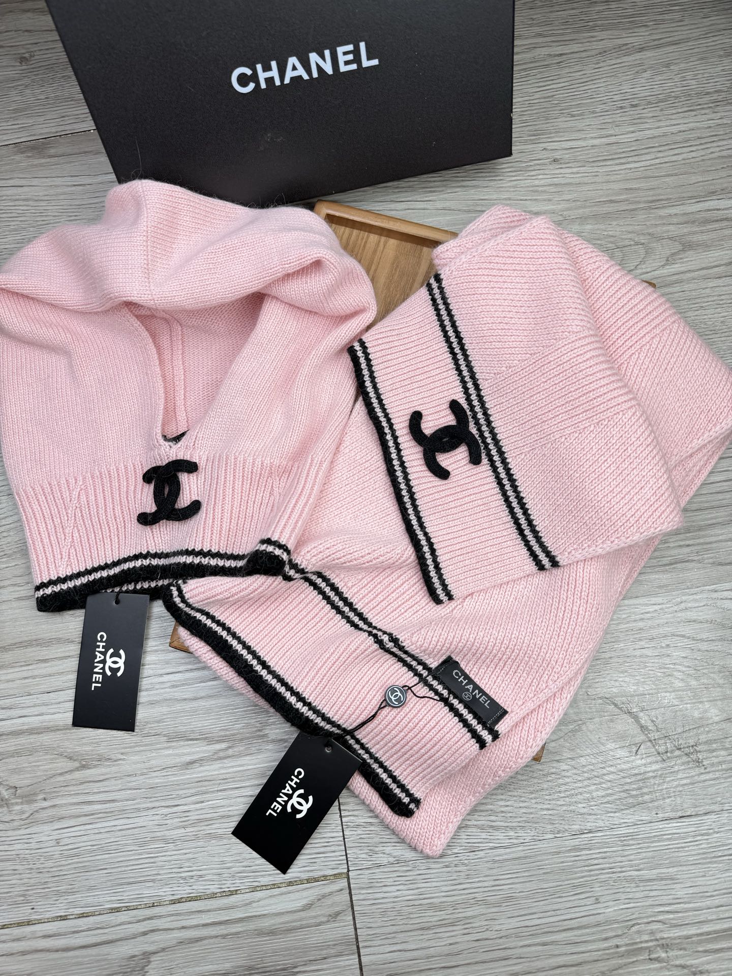 🌹。C家。【两件套-羊毛套装帽子】经典套装帽子！帽子➕围巾！70%羊毛+30%兔毛。暖暖哒超级舒服～冬日小姐姐减龄神器哦