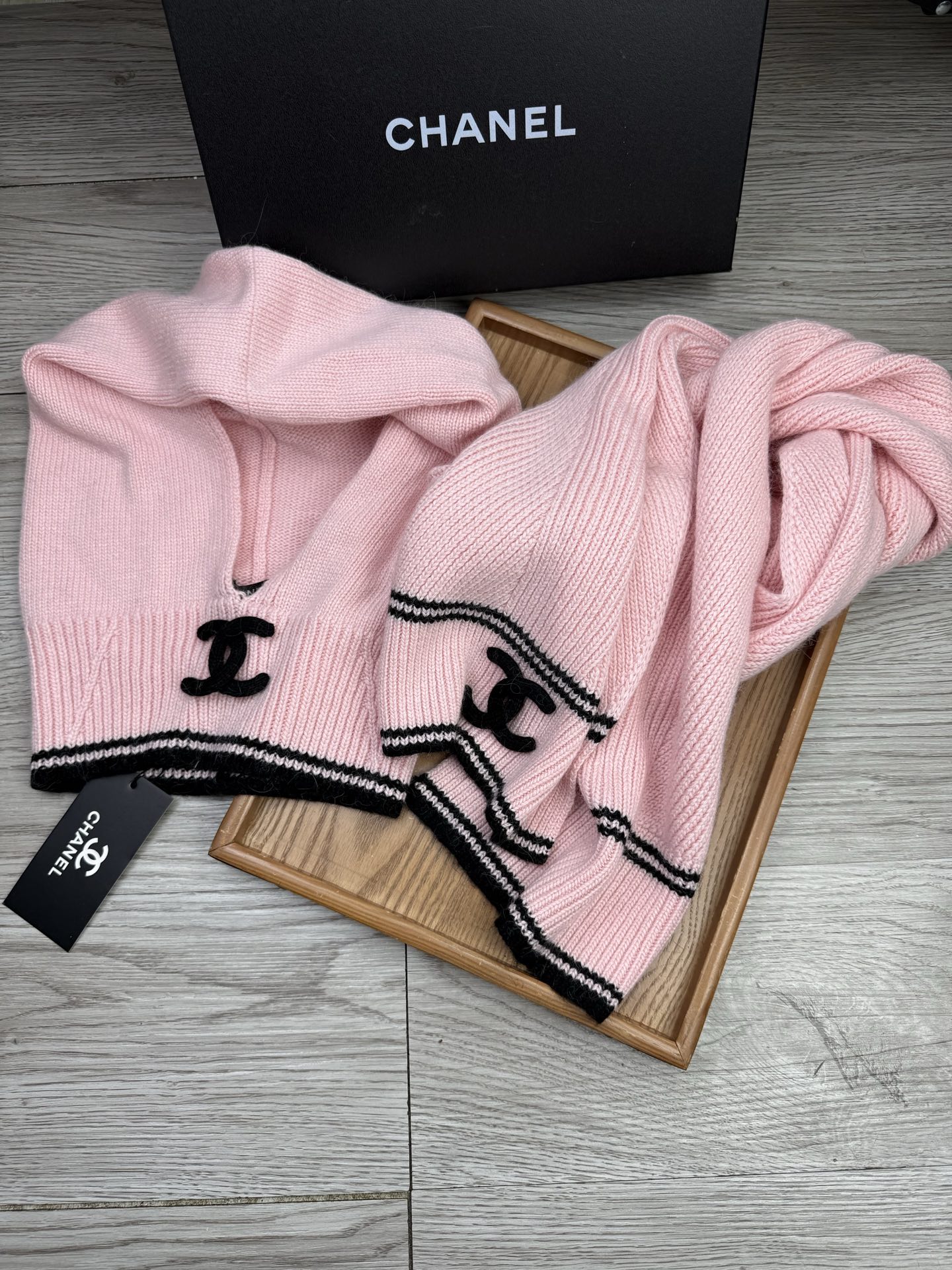 🌹。C家。【两件套-羊毛套装帽子】经典套装帽子！帽子➕围巾！70%羊毛+30%兔毛。暖暖哒超级舒服～冬日小姐姐减龄神器哦