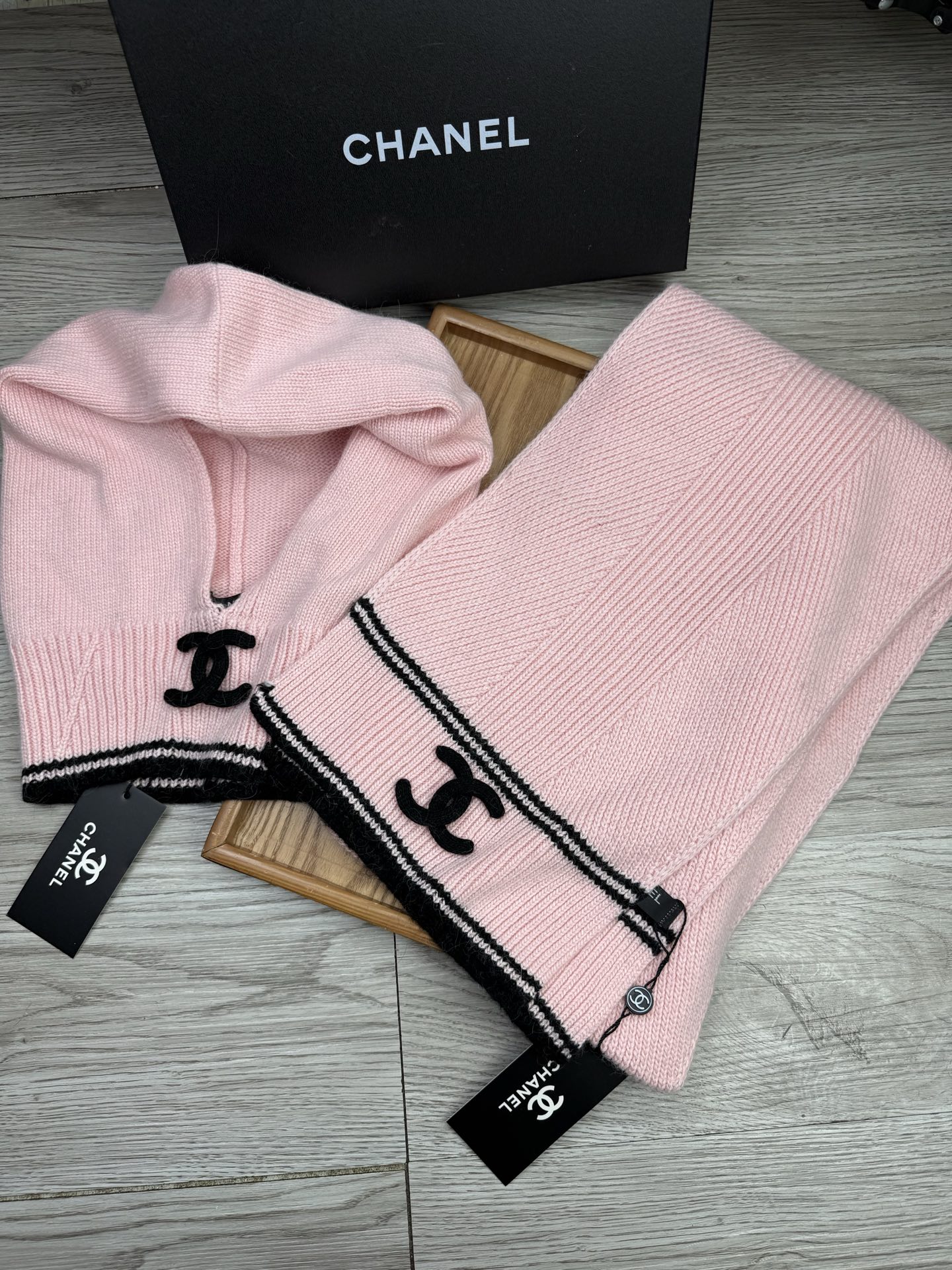 🌹。C家。【两件套-羊毛套装帽子】经典套装帽子！帽子➕围巾！70%羊毛+30%兔毛。暖暖哒超级舒服～冬日小姐姐减龄神器哦