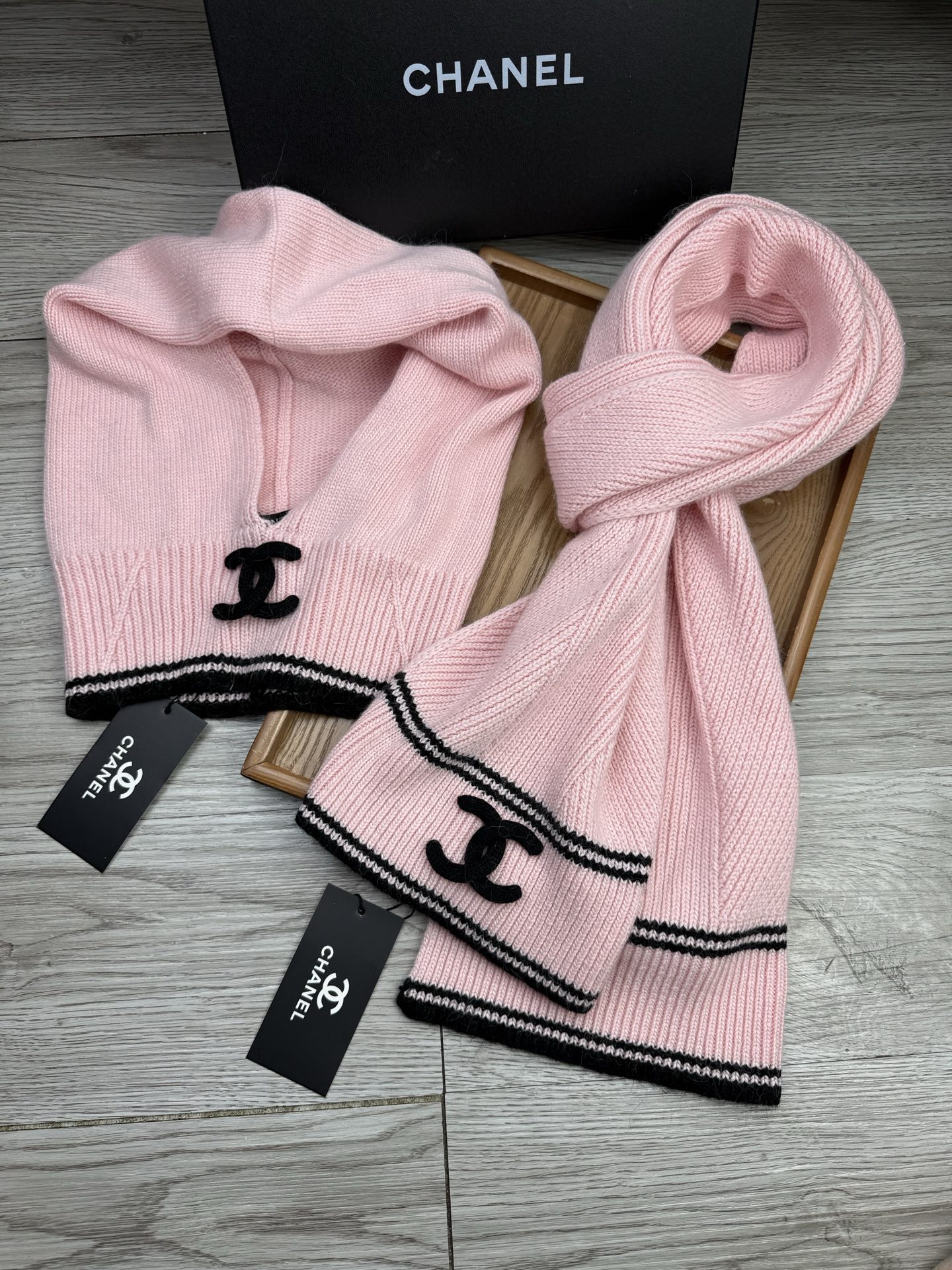🌹。C家。【两件套-羊毛套装帽子】经典套装帽子！帽子➕围巾！70%羊毛+30%兔毛。暖暖哒超级舒服～冬日小姐姐减龄神器哦