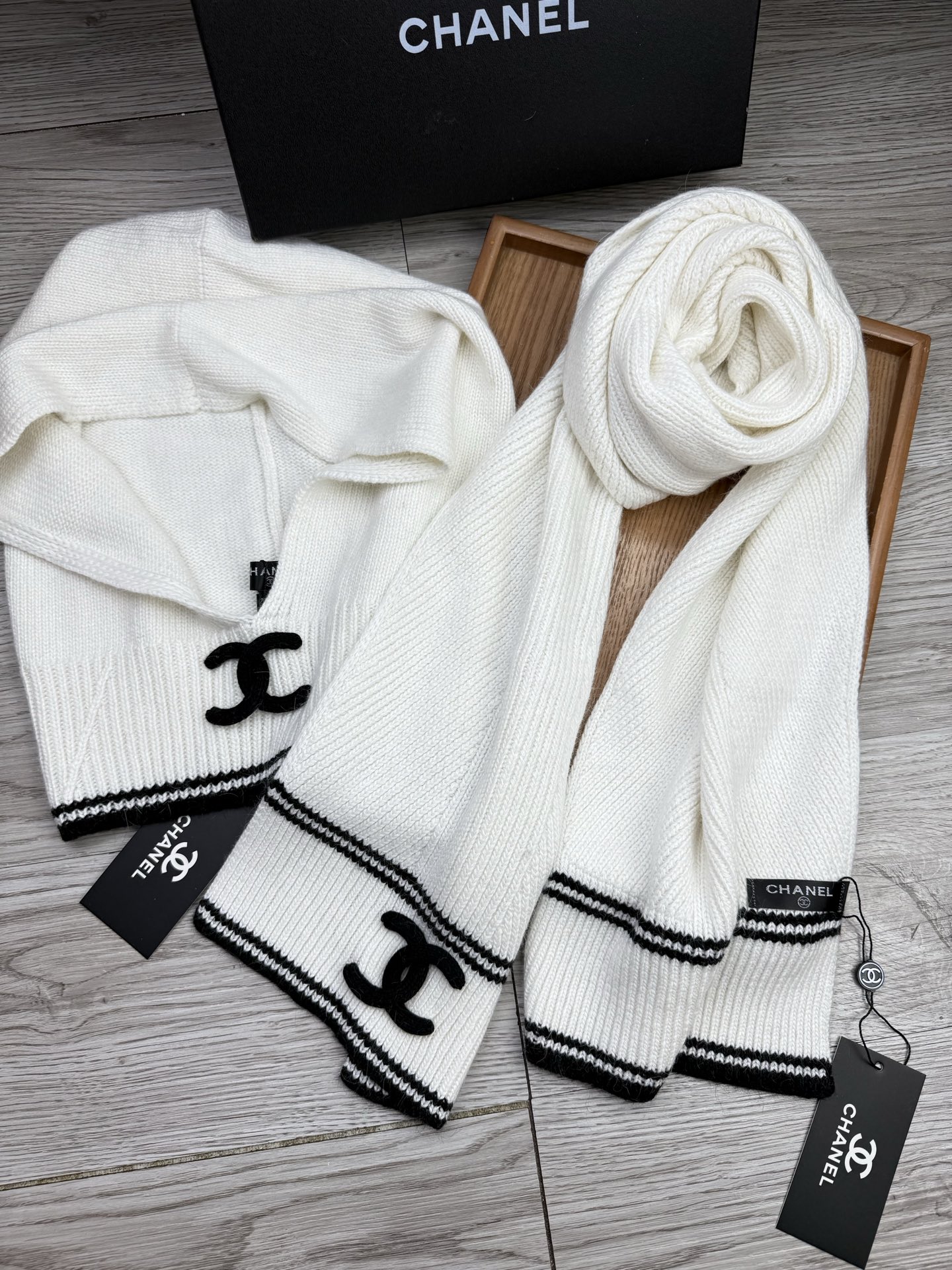 🌹。C家。【两件套-羊毛套装帽子】经典套装帽子！帽子➕围巾！70%羊毛+30%兔毛。暖暖哒超级舒服～冬日小姐姐减龄神器哦