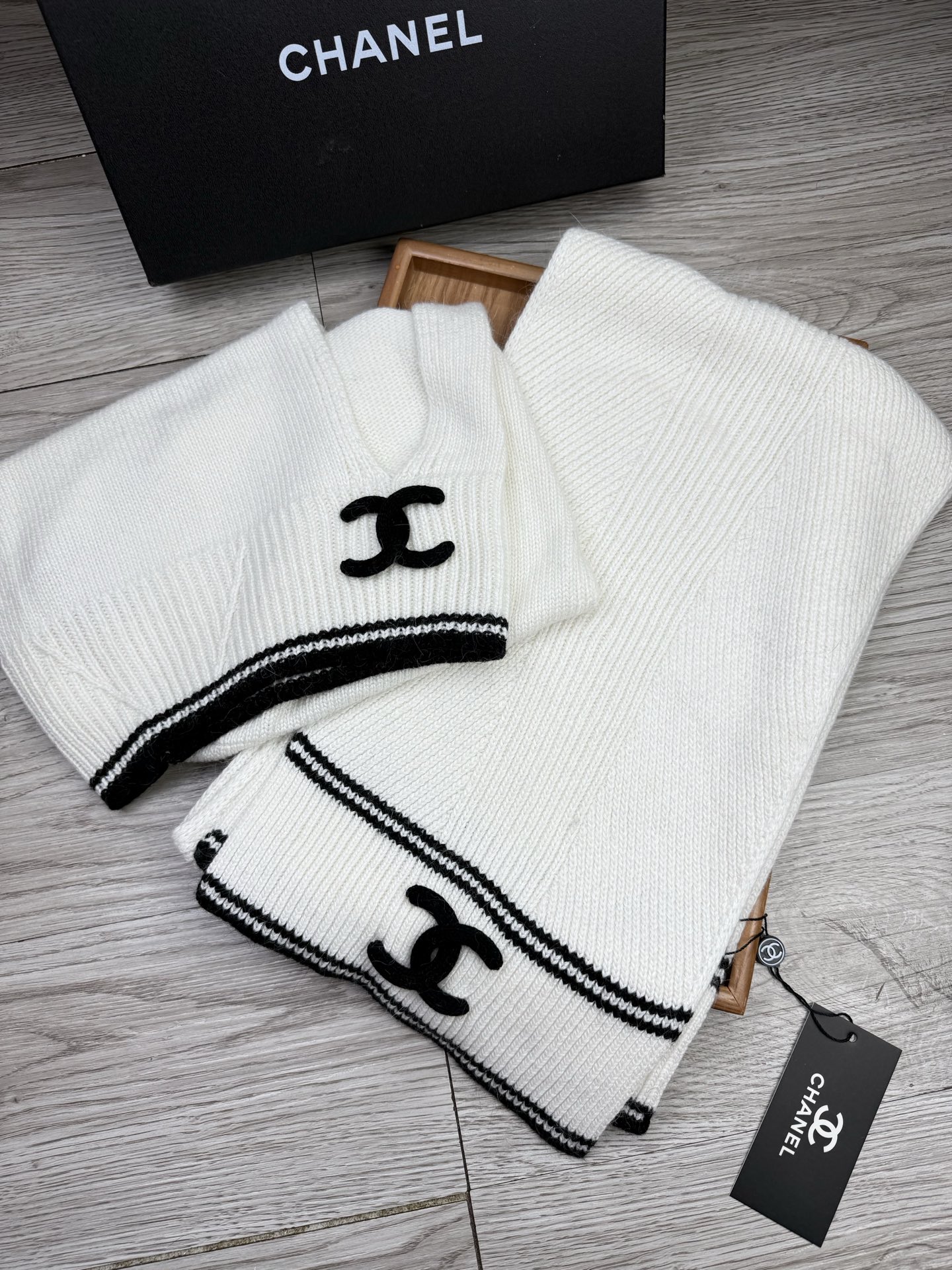 🌹。C家。【两件套-羊毛套装帽子】经典套装帽子！帽子➕围巾！70%羊毛+30%兔毛。暖暖哒超级舒服～冬日小姐姐减龄神器哦