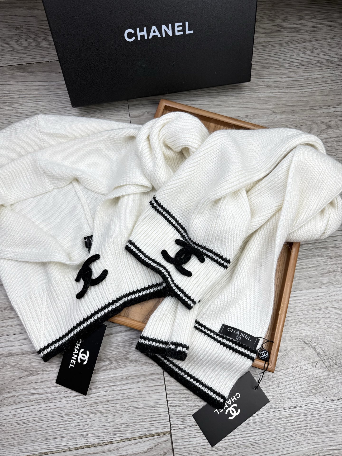 🌹。C家。【两件套-羊毛套装帽子】经典套装帽子！帽子➕围巾！70%羊毛+30%兔毛。暖暖哒超级舒服～冬日小姐姐减龄神器哦