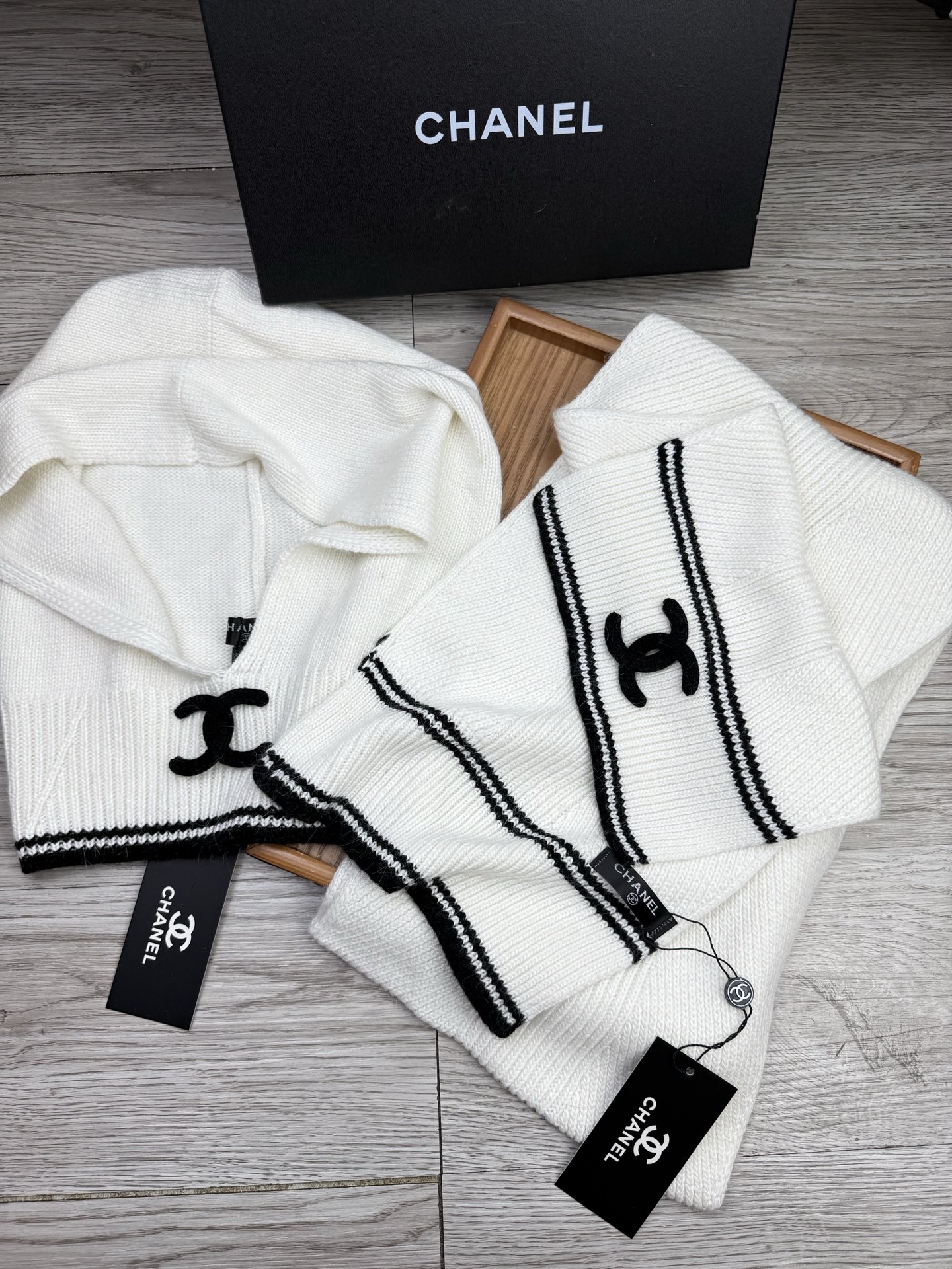 🌹。C家。【两件套-羊毛套装帽子】经典套装帽子！帽子➕围巾！70%羊毛+30%兔毛。暖暖哒超级舒服～冬日小姐姐减龄神器哦