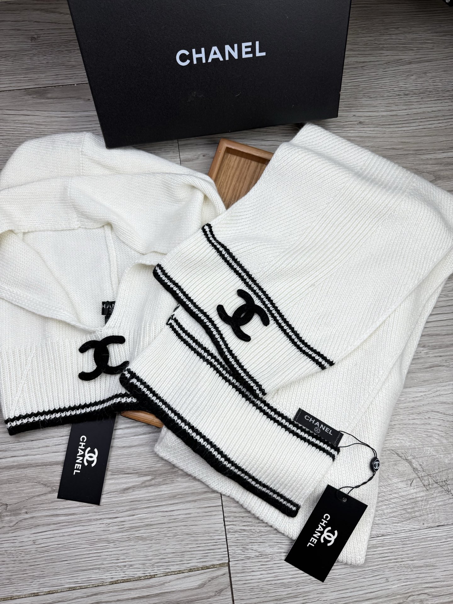 🌹。C家。【两件套-羊毛套装帽子】经典套装帽子！帽子➕围巾！70%羊毛+30%兔毛。暖暖哒超级舒服～冬日小姐姐减龄神器哦