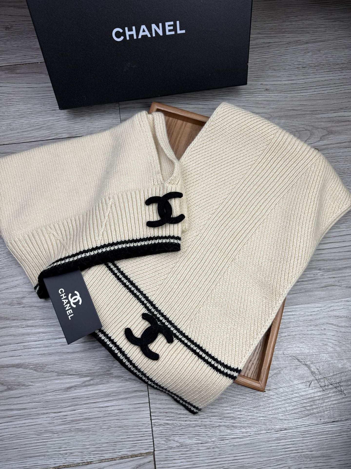 🌹。C家。【两件套-羊毛套装帽子】经典套装帽子！帽子➕围巾！70%羊毛+30%兔毛。暖暖哒超级舒服～冬日小姐姐减龄神器哦