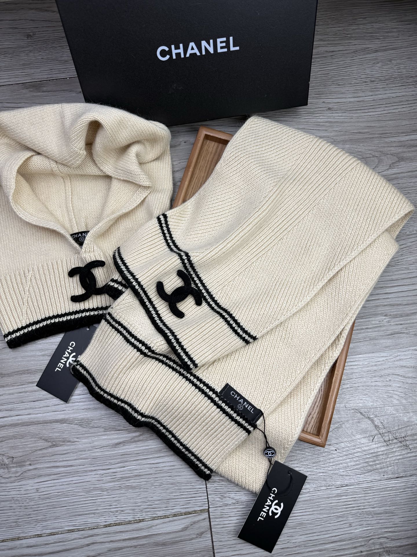 🌹。C家。【两件套-羊毛套装帽子】经典套装帽子！帽子➕围巾！70%羊毛+30%兔毛。暖暖哒超级舒服～冬日小姐姐减龄神器哦