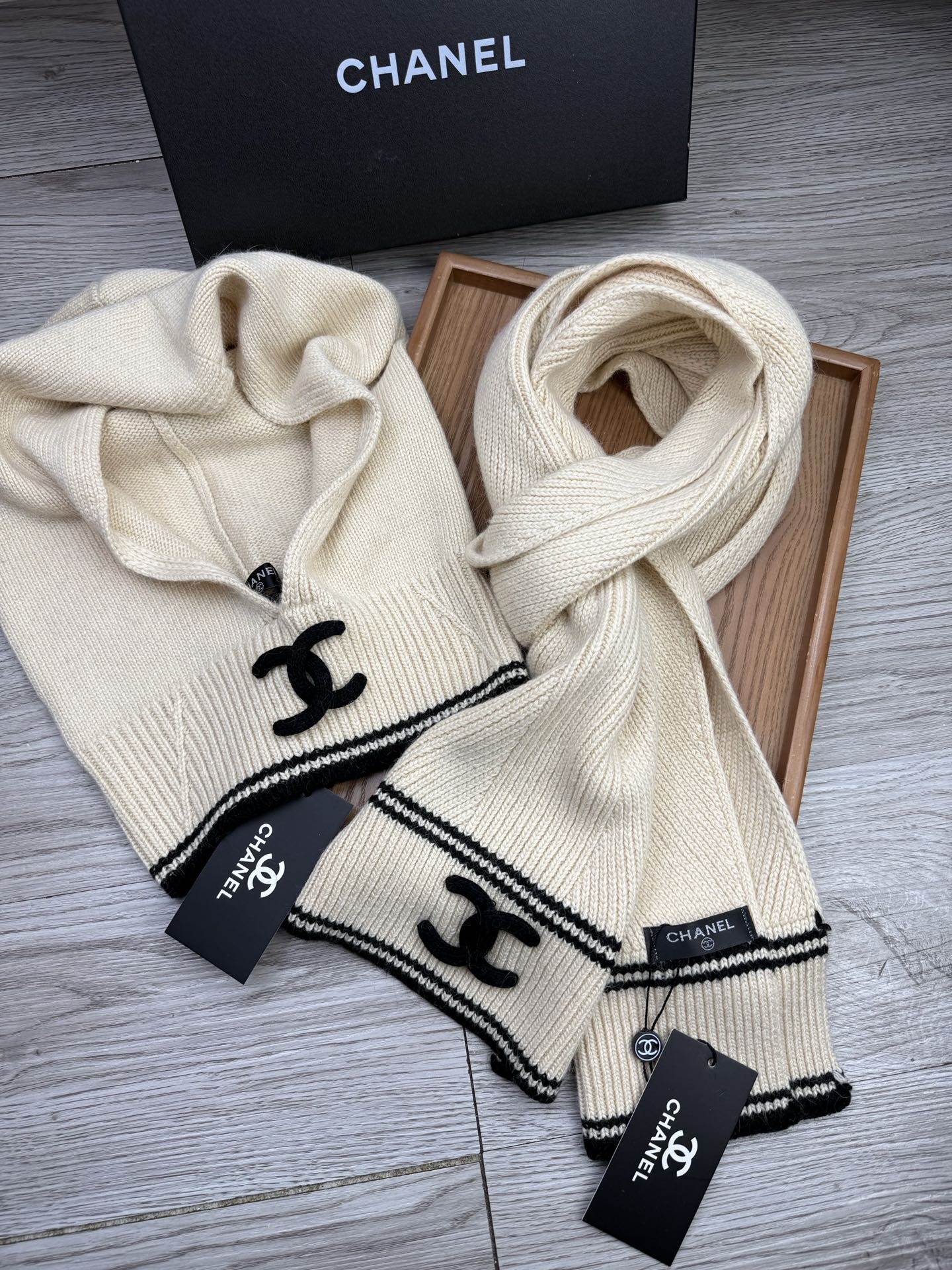 🌹。C家。【两件套-羊毛套装帽子】经典套装帽子！帽子➕围巾！70%羊毛+30%兔毛。暖暖哒超级舒服～冬日小姐姐减龄神器哦