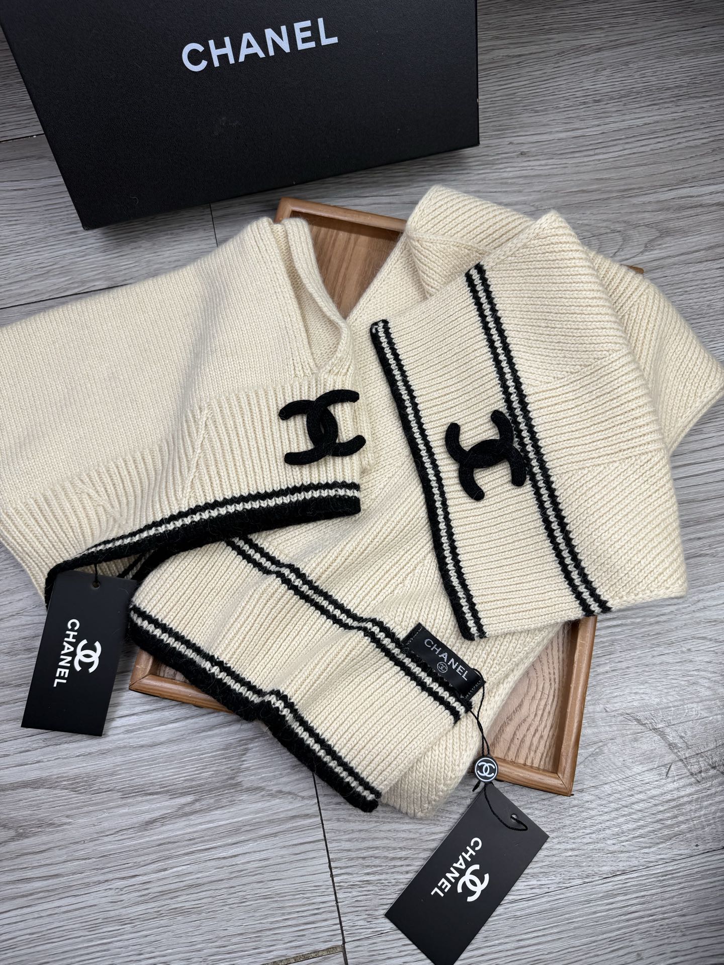 🌹。C家。【两件套-羊毛套装帽子】经典套装帽子！帽子➕围巾！70%羊毛+30%兔毛。暖暖哒超级舒服～冬日小姐姐减龄神器哦