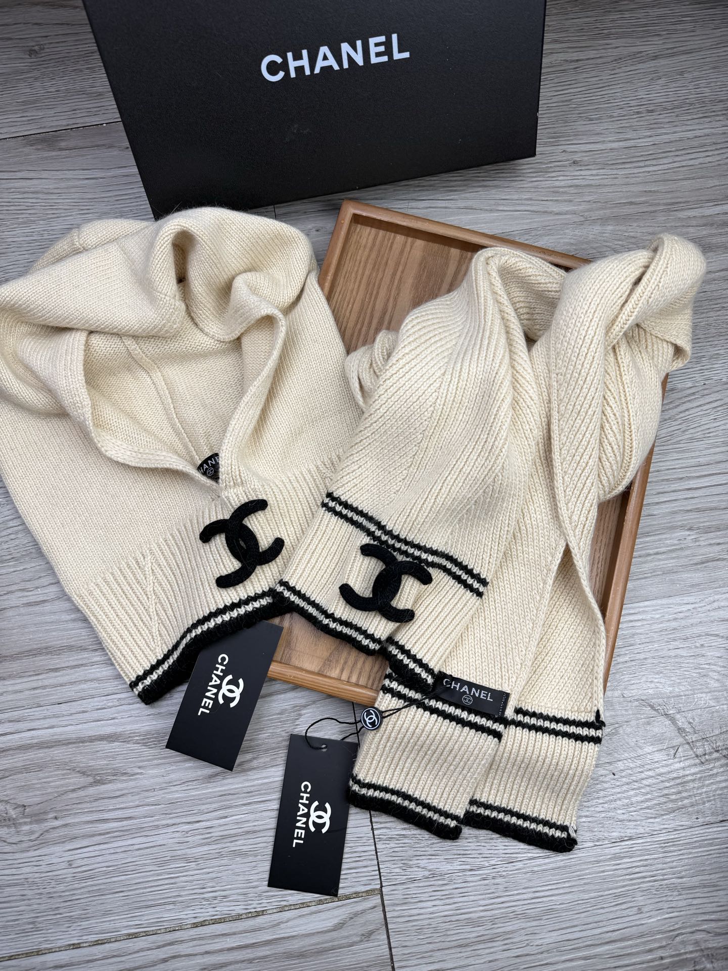 🌹。C家。【两件套-羊毛套装帽子】经典套装帽子！帽子➕围巾！70%羊毛+30%兔毛。暖暖哒超级舒服～冬日小姐姐减龄神器哦