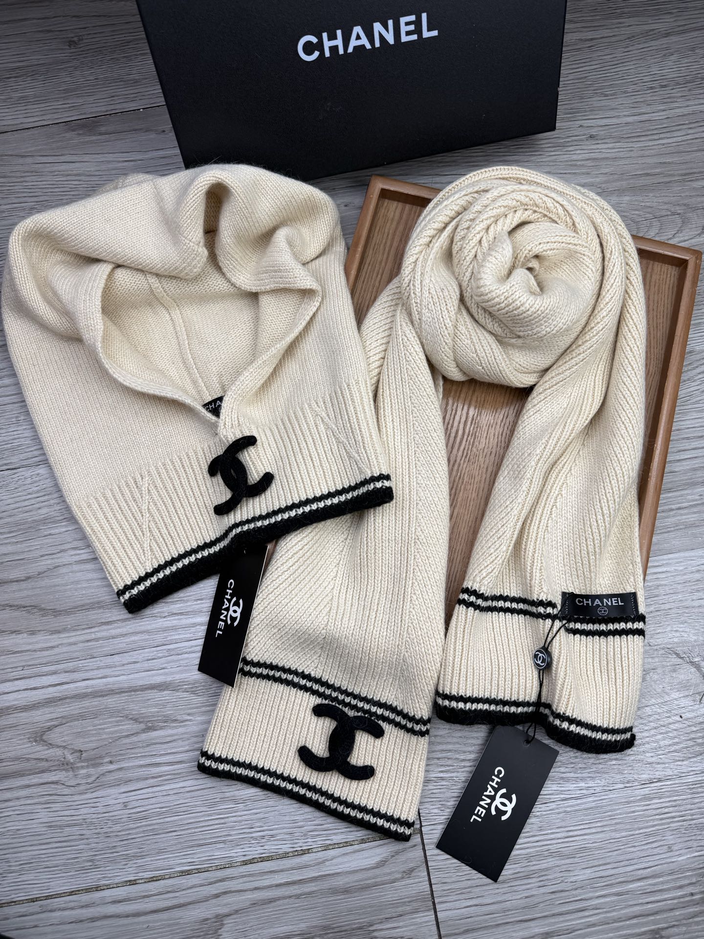 🌹。C家。【两件套-羊毛套装帽子】经典套装帽子！帽子➕围巾！70%羊毛+30%兔毛。暖暖哒超级舒服～冬日小姐姐减龄神器哦