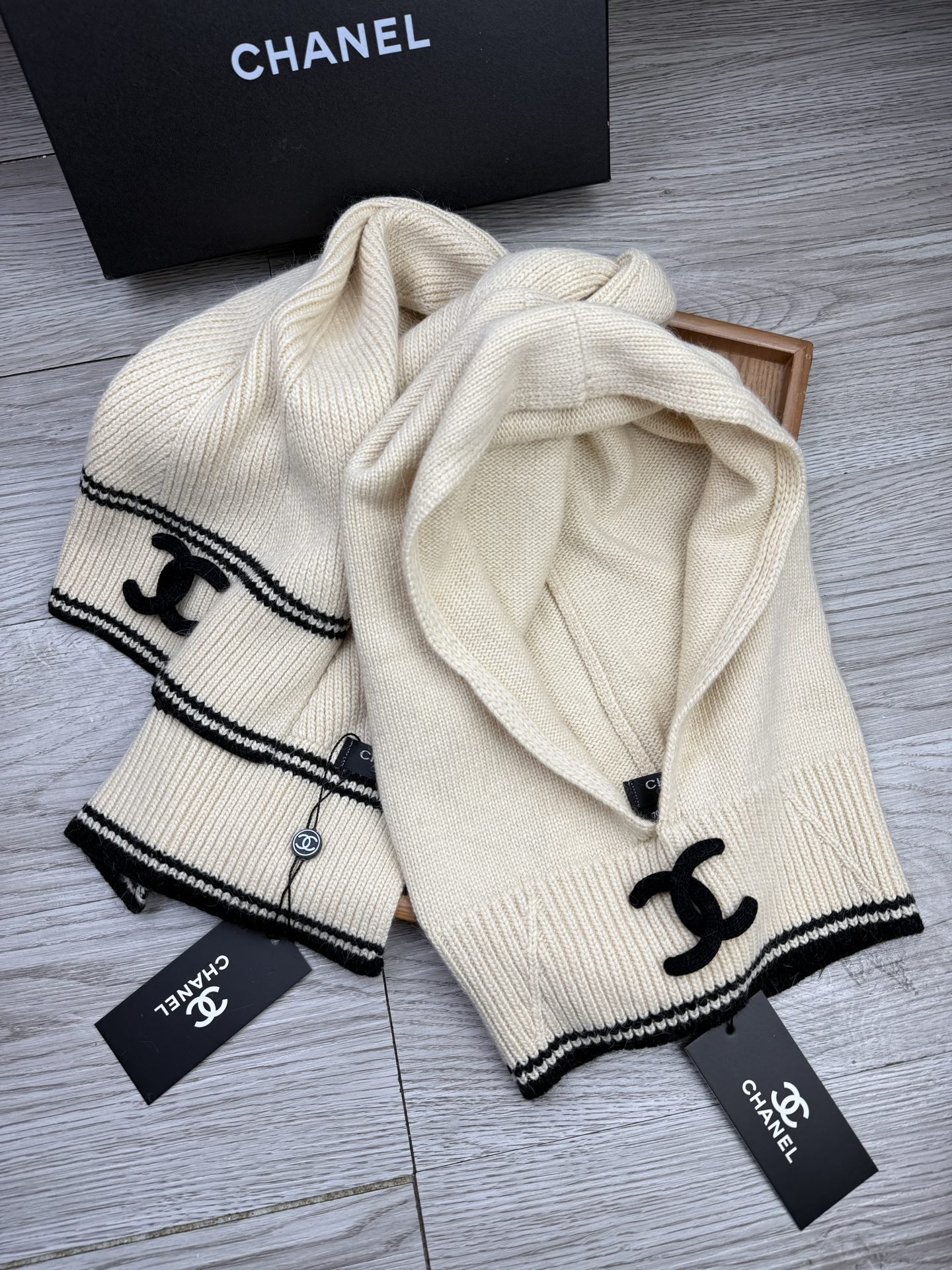 🌹。C家。【两件套-羊毛套装帽子】经典套装帽子！帽子➕围巾！70%羊毛+30%兔毛。暖暖哒超级舒服～冬日小姐姐减龄神器哦