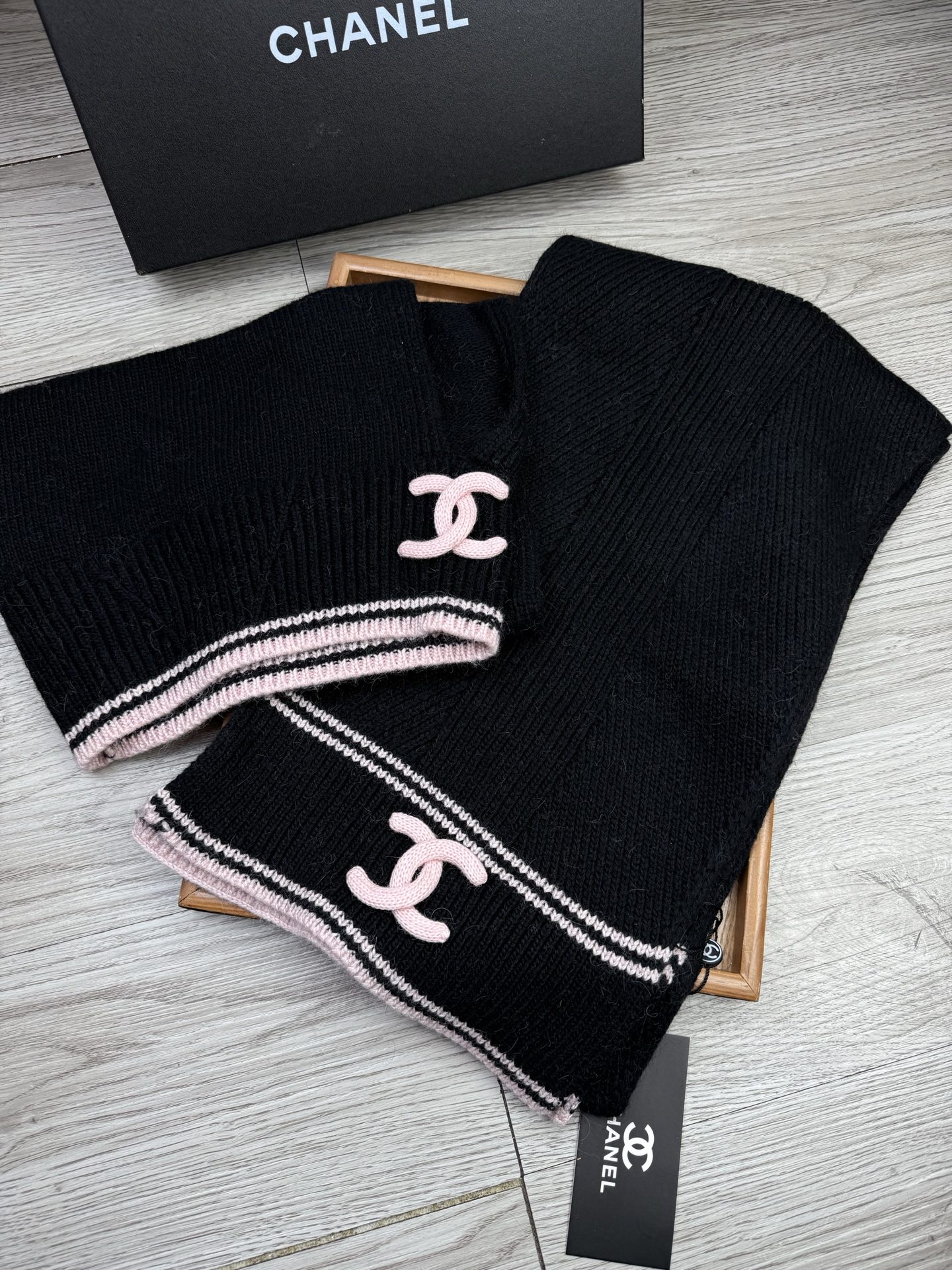 🌹。C家。【两件套-羊毛套装帽子】经典套装帽子！帽子➕围巾！70%羊毛+30%兔毛。暖暖哒超级舒服～冬日小姐姐减龄神器哦