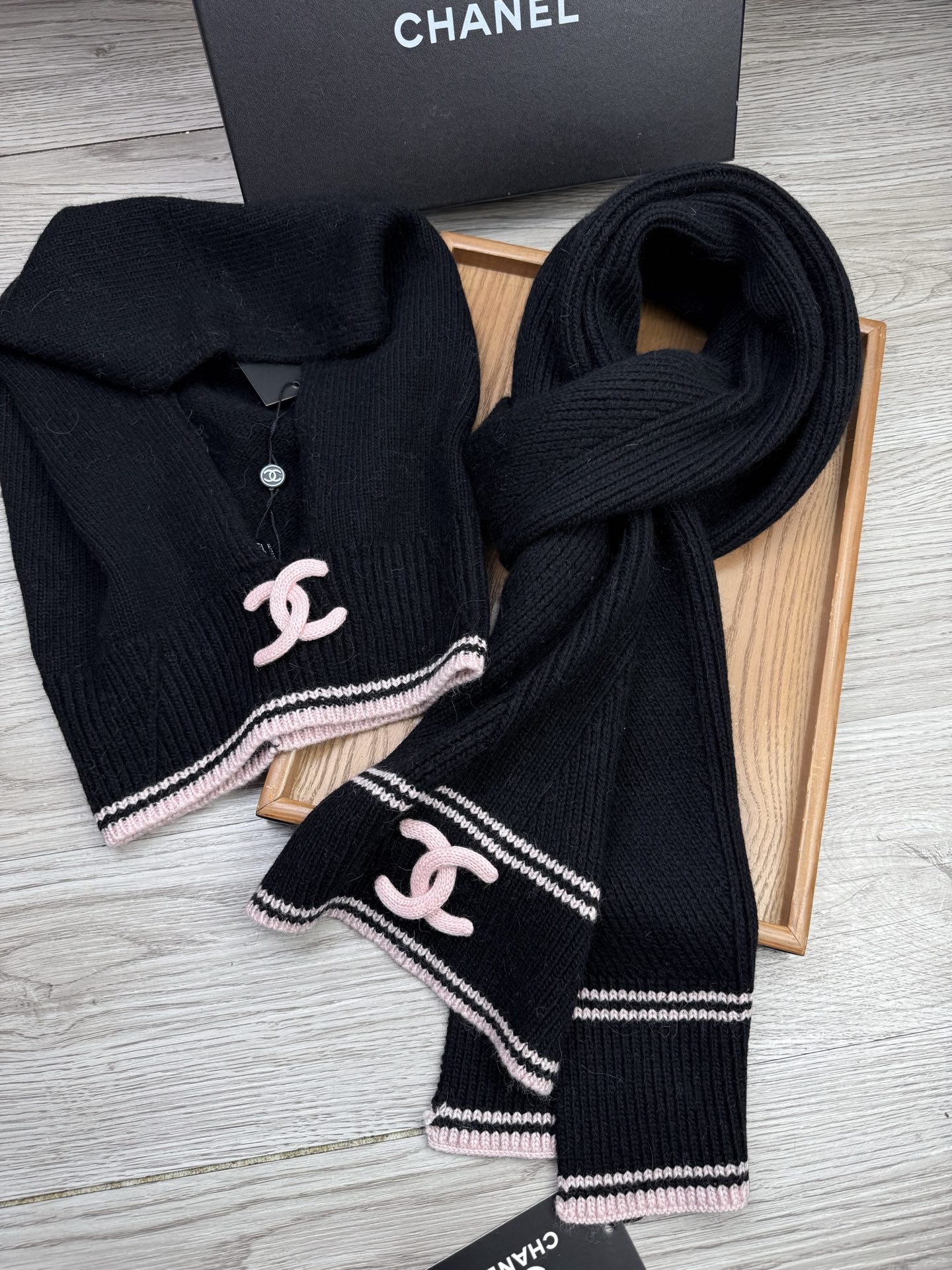 🌹。C家。【两件套-羊毛套装帽子】经典套装帽子！帽子➕围巾！70%羊毛+30%兔毛。暖暖哒超级舒服～冬日小姐姐减龄神器哦