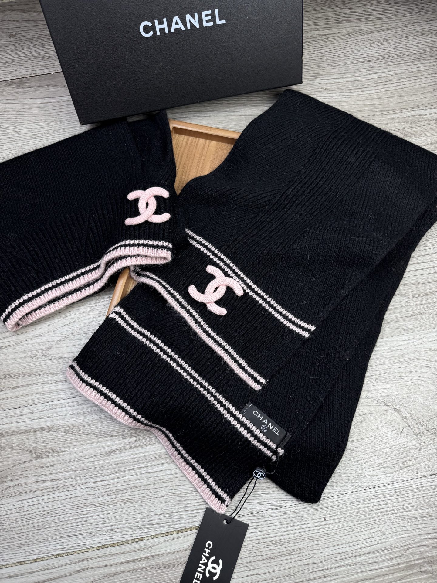 🌹。C家。【两件套-羊毛套装帽子】经典套装帽子！帽子➕围巾！70%羊毛+30%兔毛。暖暖哒超级舒服～冬日小姐姐减龄神器哦