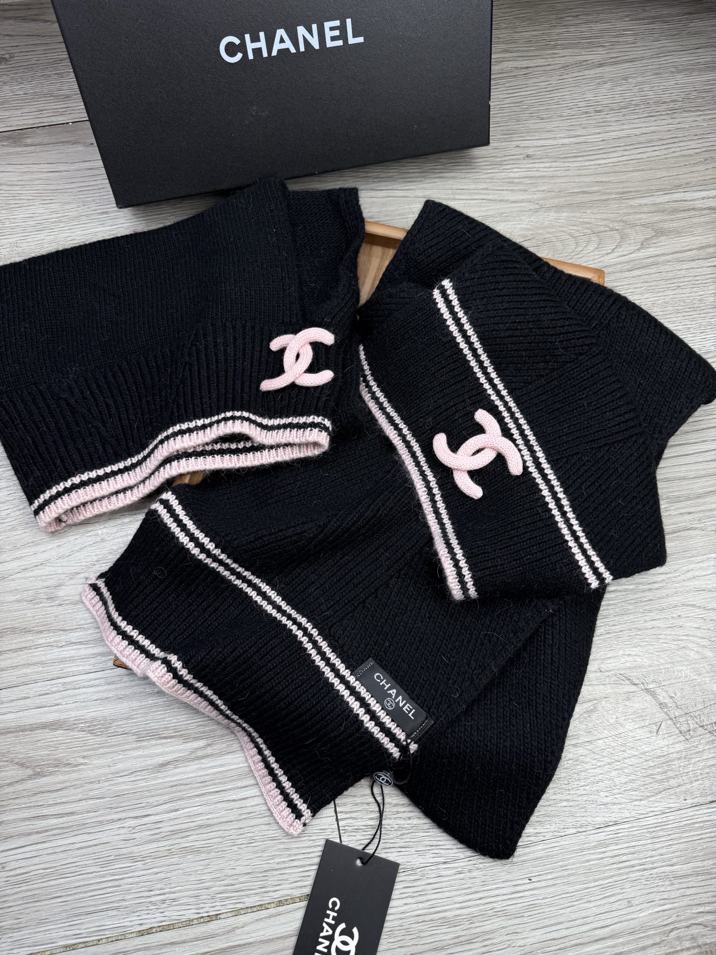 🌹。C家。【两件套-羊毛套装帽子】经典套装帽子！帽子➕围巾！70%羊毛+30%兔毛。暖暖哒超级舒服～冬日小姐姐减龄神器哦