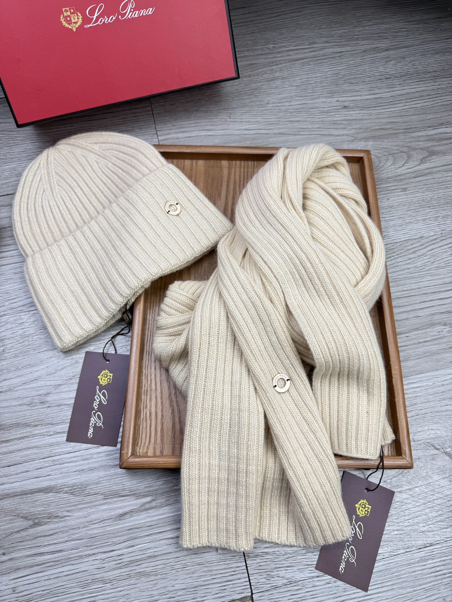 🌹。LP。【两件套-羊毛套装帽子】经典套装帽子！帽子➕围巾！70%羊毛+30%兔毛。暖暖哒超级舒服～冬日小姐姐减龄神器哦