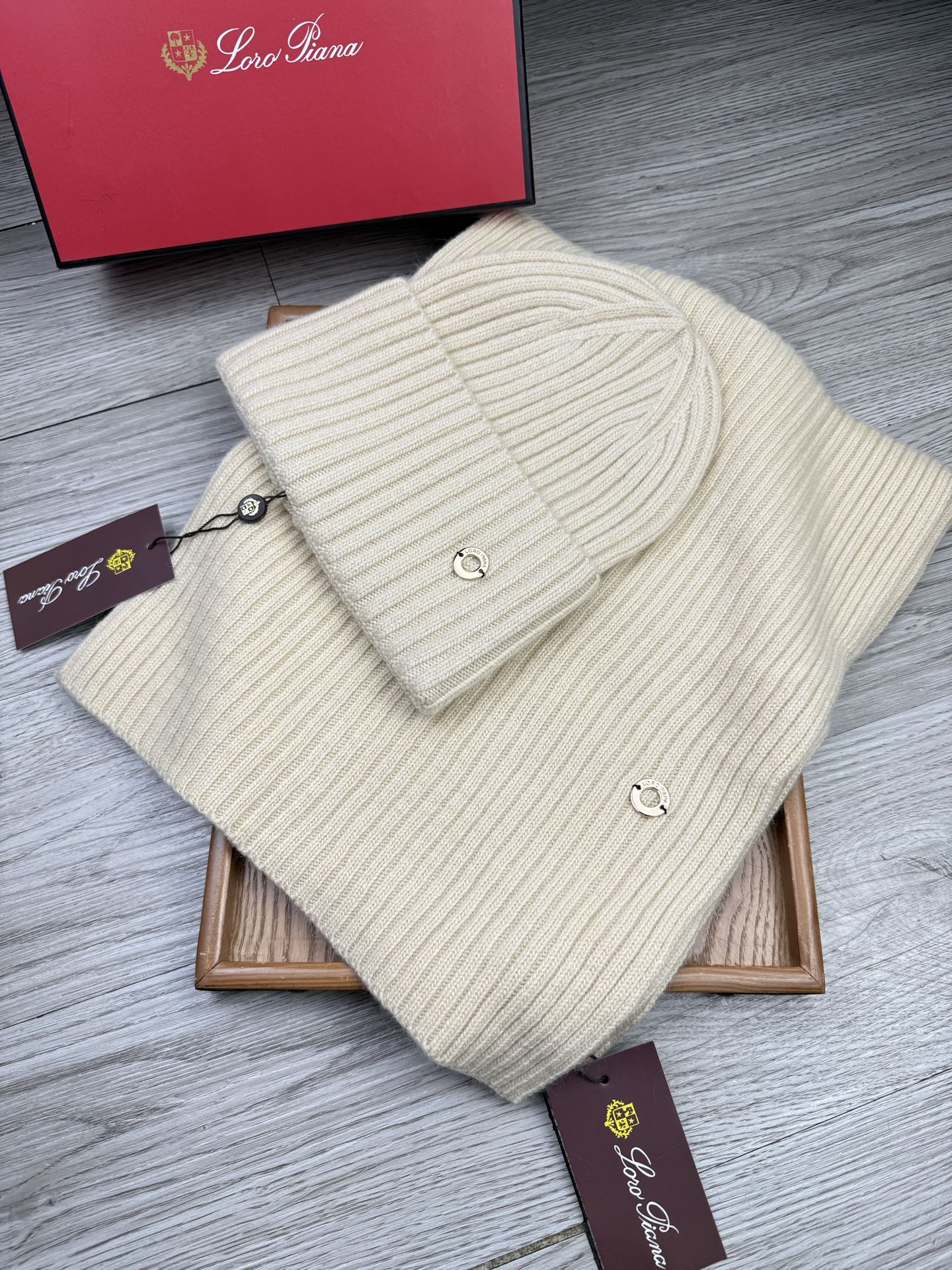 🌹。LP。【两件套-羊毛套装帽子】经典套装帽子！帽子➕围巾！70%羊毛+30%兔毛。暖暖哒超级舒服～冬日小姐姐减龄神器哦