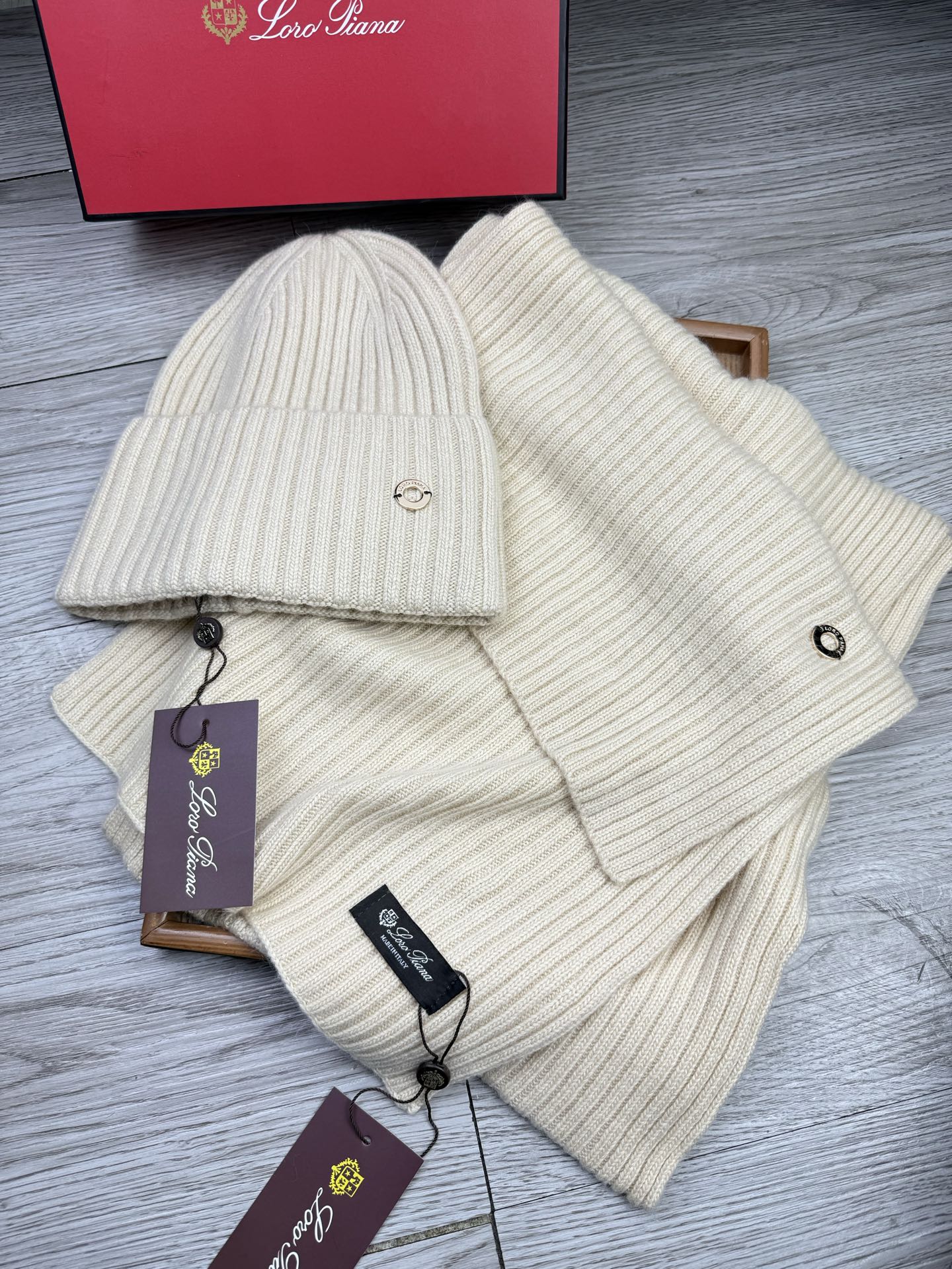 🌹。LP。【两件套-羊毛套装帽子】经典套装帽子！帽子➕围巾！70%羊毛+30%兔毛。暖暖哒超级舒服～冬日小姐姐减龄神器哦