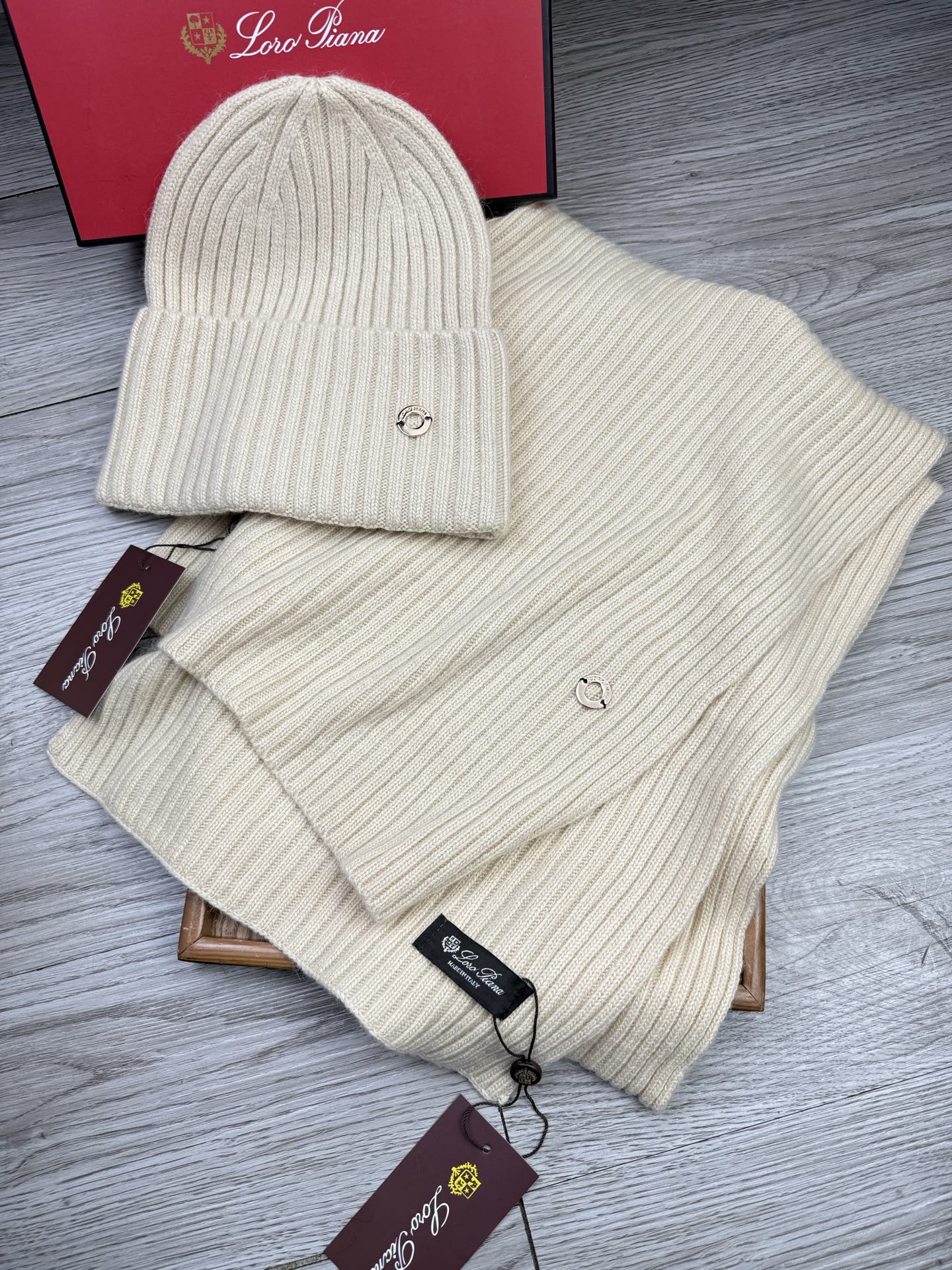 🌹。LP。【两件套-羊毛套装帽子】经典套装帽子！帽子➕围巾！70%羊毛+30%兔毛。暖暖哒超级舒服～冬日小姐姐减龄神器哦