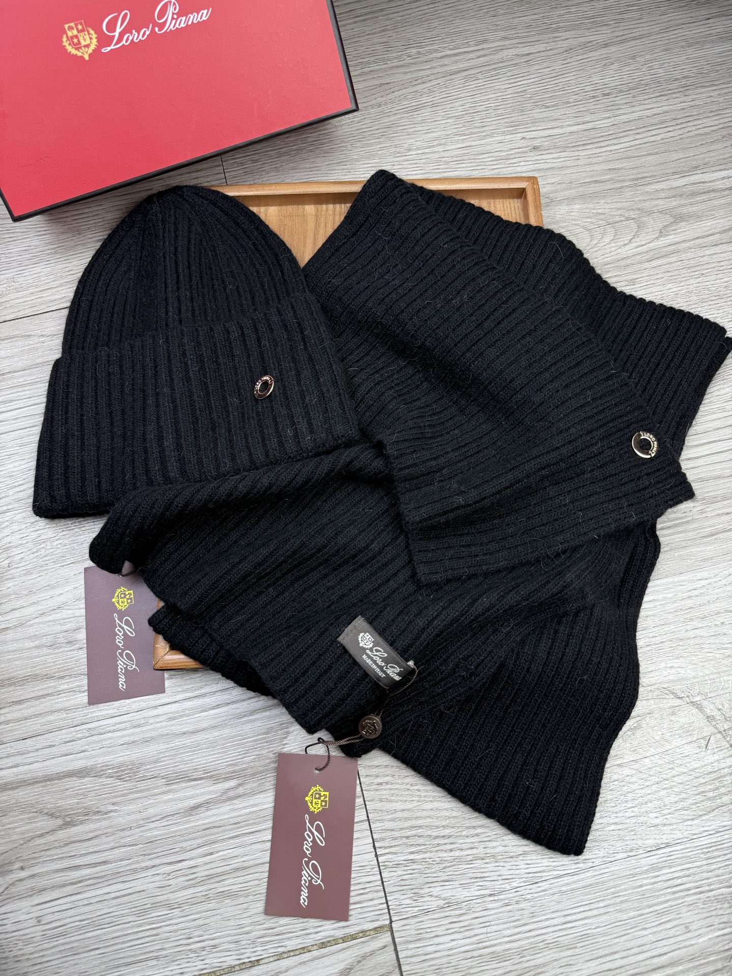 🌹。LP。【两件套-羊毛套装帽子】经典套装帽子！帽子➕围巾！70%羊毛+30%兔毛。暖暖哒超级舒服～冬日小姐姐减龄神器哦