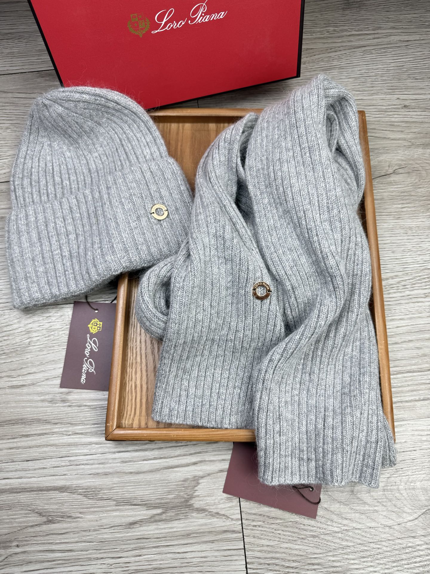 🌹。LP。【两件套-羊毛套装帽子】经典套装帽子！帽子➕围巾！70%羊毛+30%兔毛。暖暖哒超级舒服～冬日小姐姐减龄神器哦