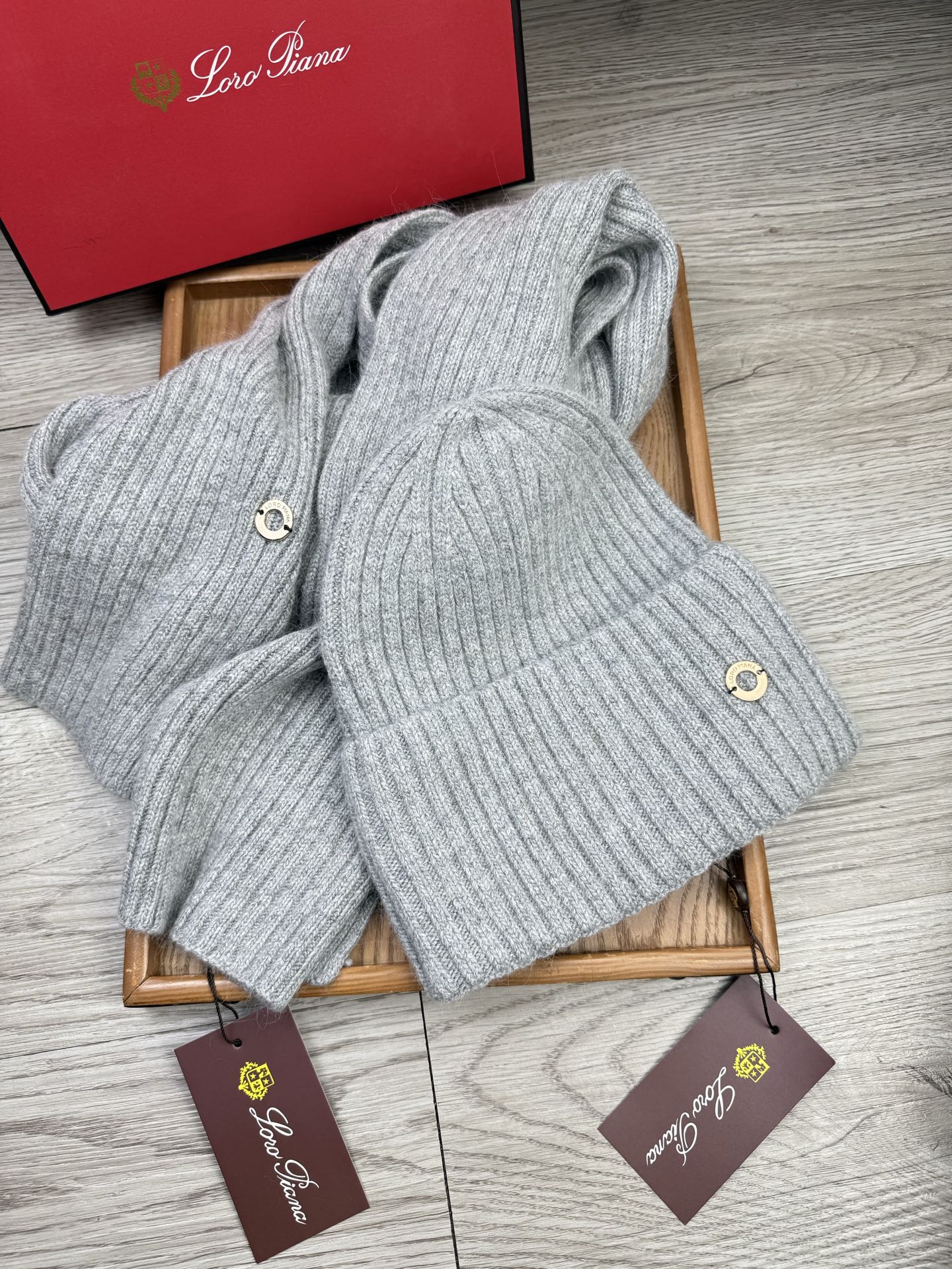 🌹。LP。【两件套-羊毛套装帽子】经典套装帽子！帽子➕围巾！70%羊毛+30%兔毛。暖暖哒超级舒服～冬日小姐姐减龄神器哦