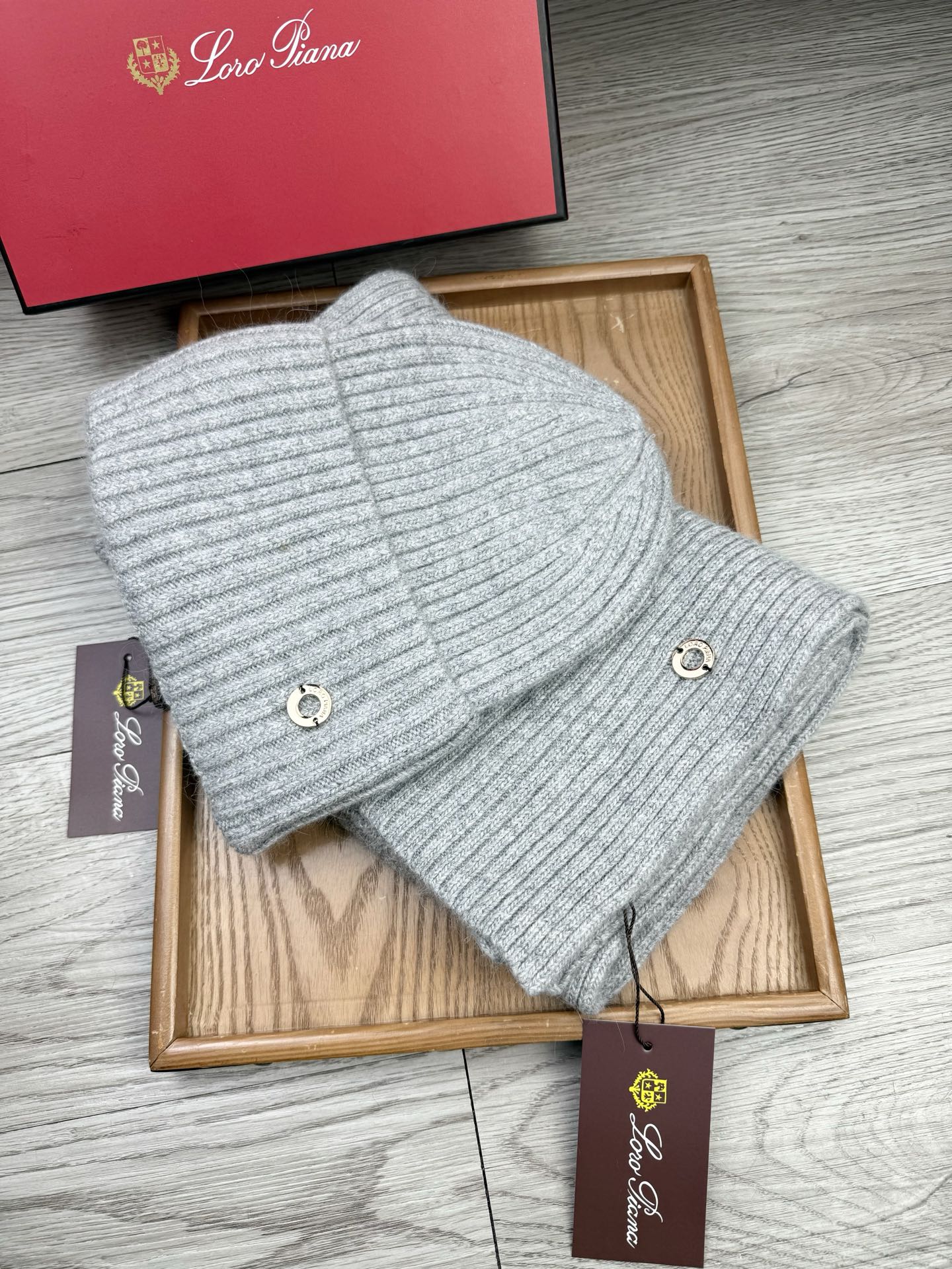🌹。LP。【两件套-羊毛套装帽子】经典套装帽子！帽子➕围巾！70%羊毛+30%兔毛。暖暖哒超级舒服～冬日小姐姐减龄神器哦