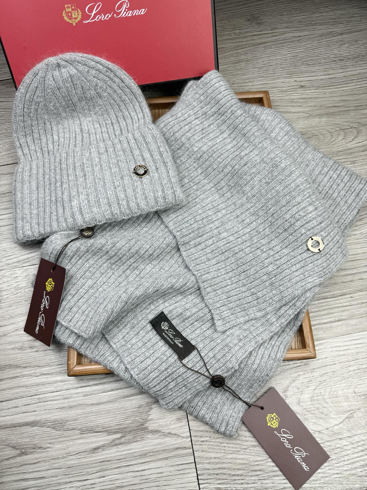 🌹。LP。【两件套-羊毛套装帽子】经典套装帽子！帽子➕围巾！70%羊毛+30%兔毛。暖暖哒超级舒服～冬日小姐姐减龄神器哦