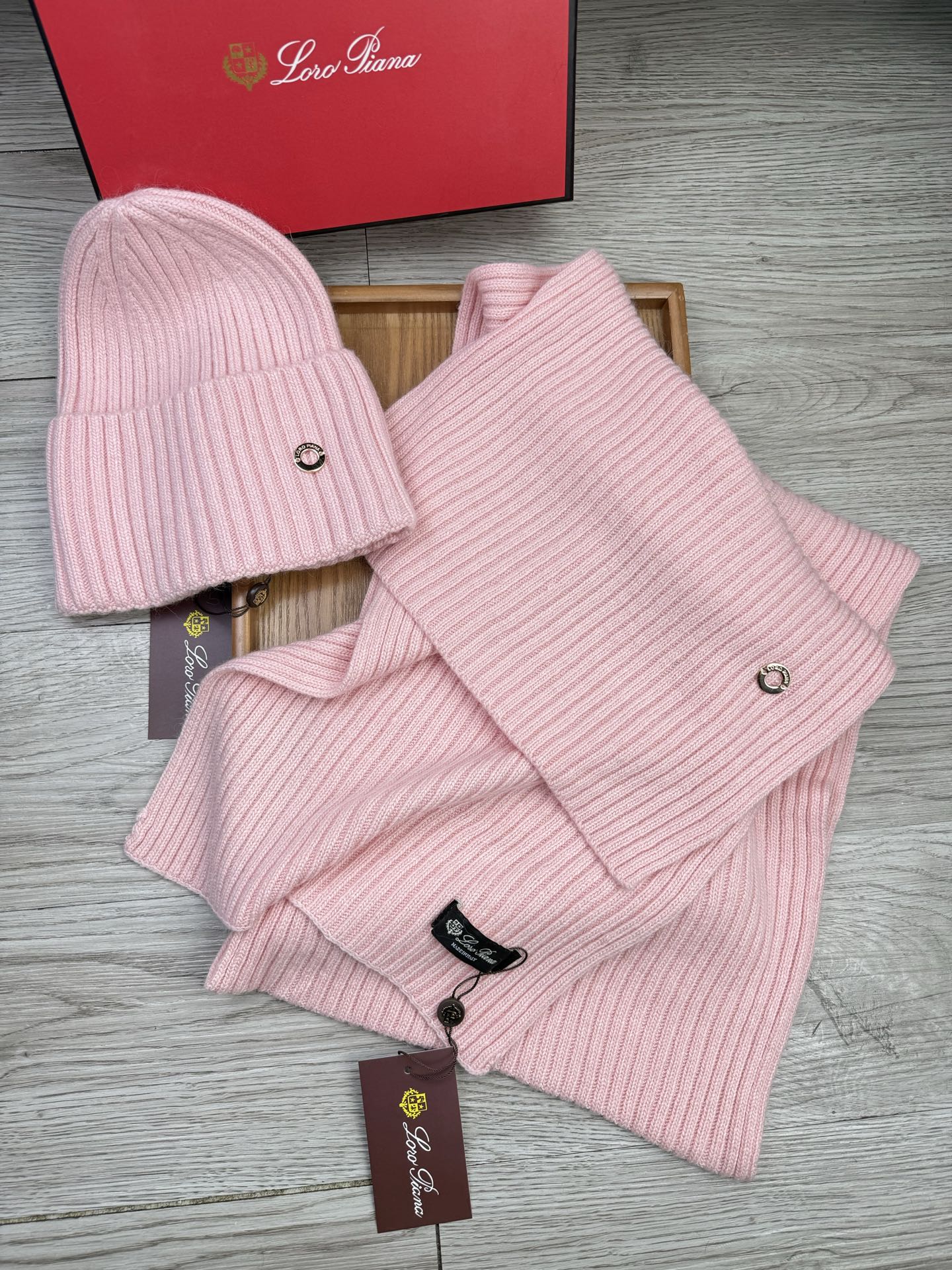 🌹。LP。【两件套-羊毛套装帽子】经典套装帽子！帽子➕围巾！70%羊毛+30%兔毛。暖暖哒超级舒服～冬日小姐姐减龄神器哦