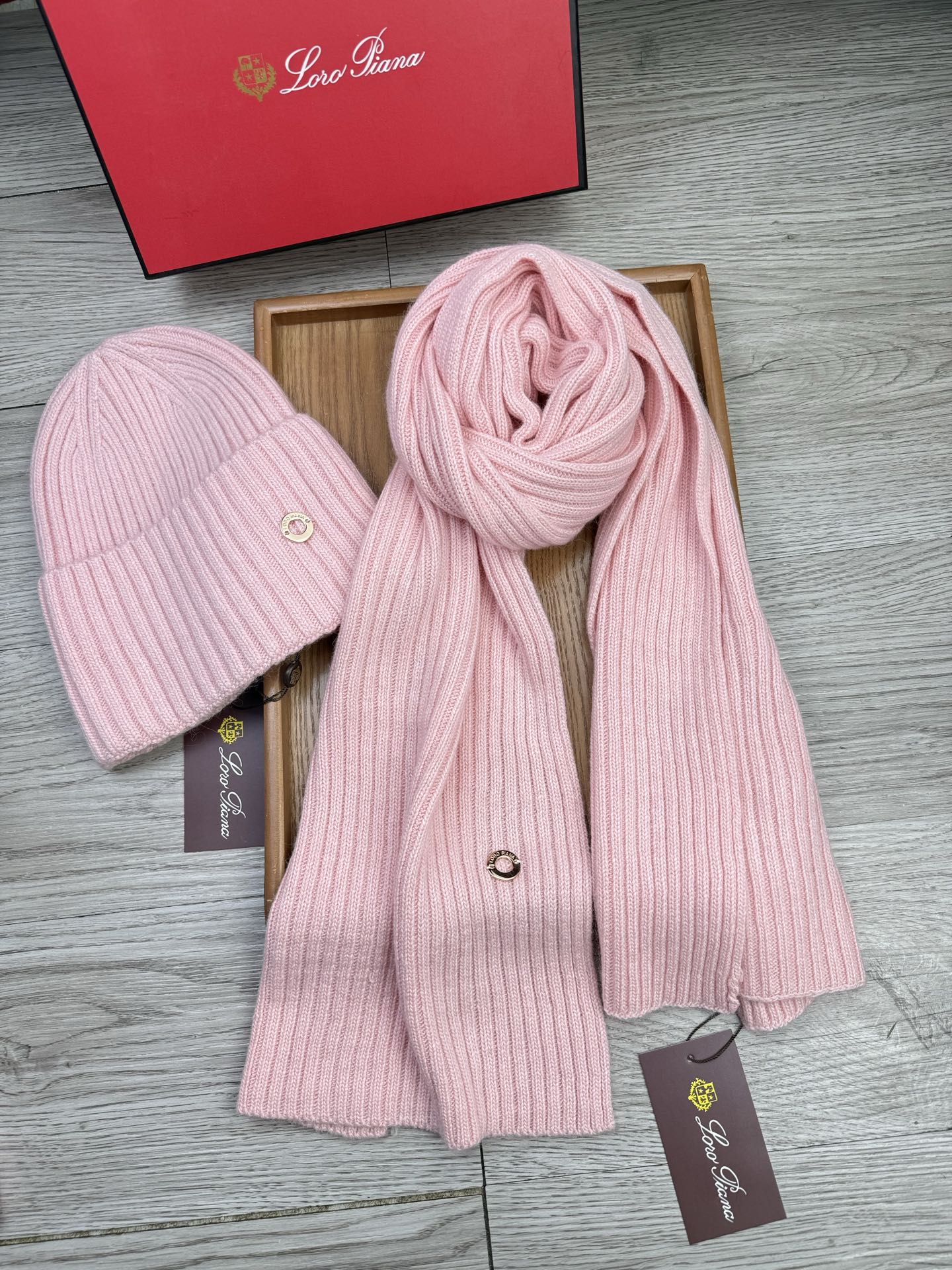 🌹。LP。【两件套-羊毛套装帽子】经典套装帽子！帽子➕围巾！70%羊毛+30%兔毛。暖暖哒超级舒服～冬日小姐姐减龄神器哦