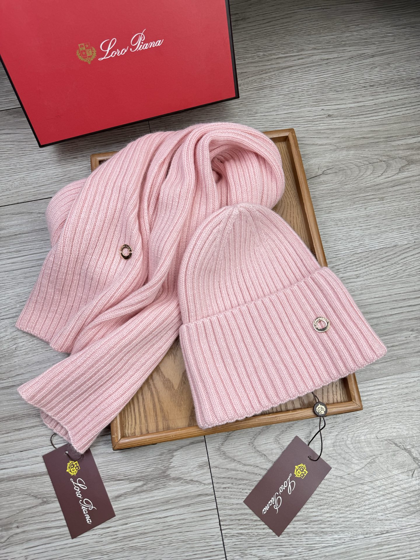 🌹。LP。【两件套-羊毛套装帽子】经典套装帽子！帽子➕围巾！70%羊毛+30%兔毛。暖暖哒超级舒服～冬日小姐姐减龄神器哦