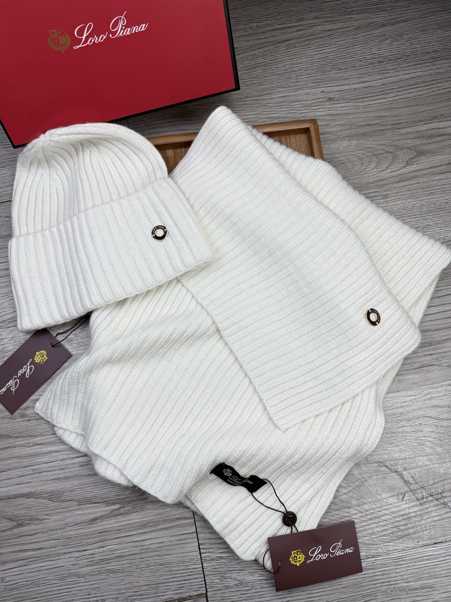 🌹。LP。【两件套-羊毛套装帽子】经典套装帽子！帽子➕围巾！70%羊毛+30%兔毛。暖暖哒超级舒服～冬日小姐姐减龄神器哦
