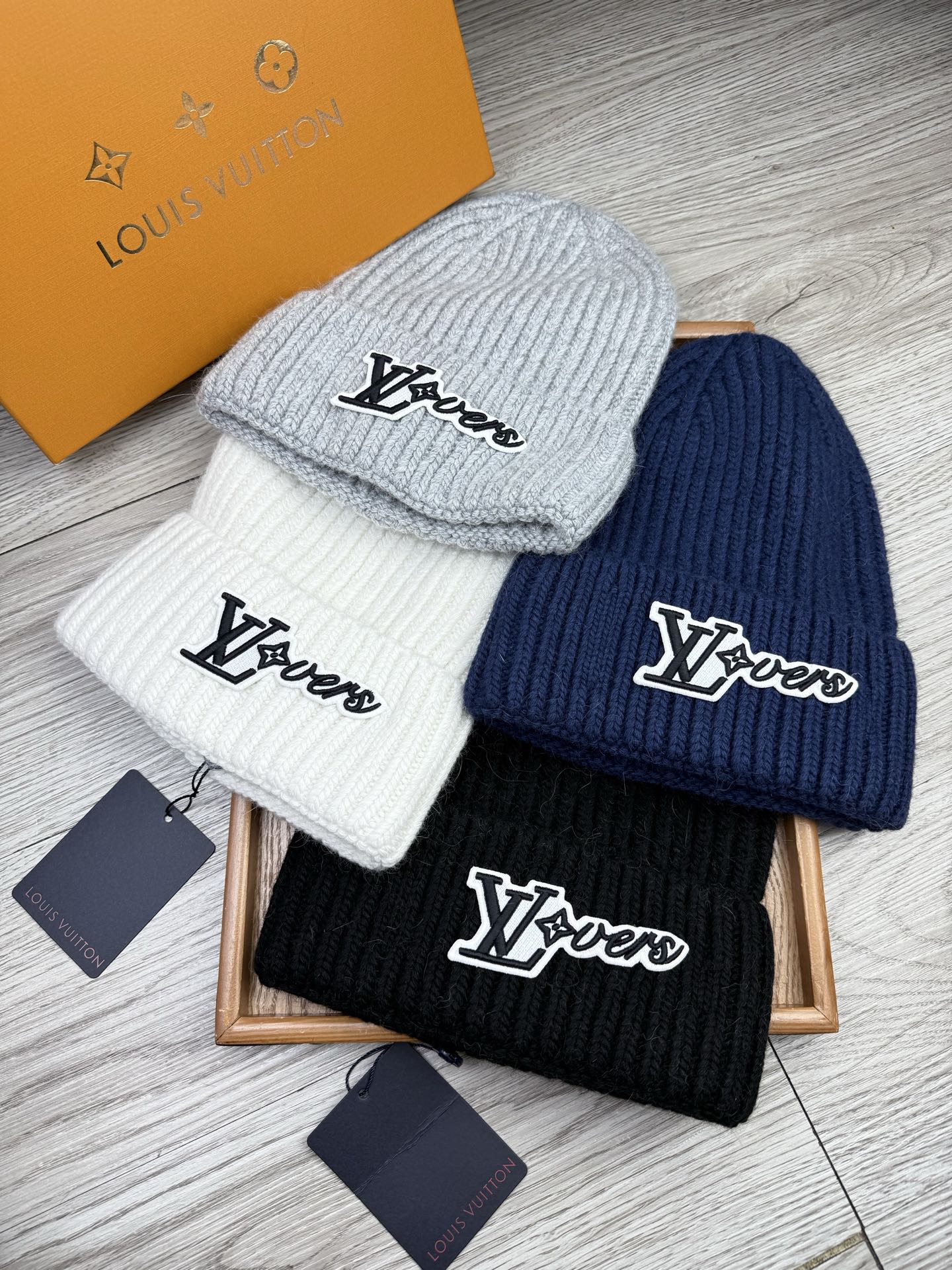 NO:580510,.L Family. [Wool single hat] Small wool provided by customers!  A precious collection of soul hats!  Colored yarn supplied by customers. Every color is very beautiful!  classic!  It feels soft and greasy. 70% wool and 30% rabbit hair. A combed lamb can only produce 30-40g of wool. Such a hat requires three or four lambs. Don’t compare it with ordinary hats on the market. Is the yarn supplied by customers good? The market products are incomparable!  The materials are top-notch and luxurious. This is the charm of the product. It is easy to get in and out of the counter. If you come to the mixed counter, you will definitely buy it. I love the plain color and every color. And it is durable!  It can be worn by men, women and children!  When you see the real thing, you can beautify it ~ hats, bucket hats, baseball caps, knitted hats, hats, louis vuitton, espadrilles, hats19860909.L家.【羊毛单帽】客供小羊毛！珍贵典藏的灵魂帽子！客供色纱.每个颜色都非常好看！经典！手感软腻.70羊毛30兔毛.一只小羊精梳过的小羊仅能产出30-40g的羊毛.这么一个帽子得三四只小羊.不要拿市面上普通帽子冒充相比.客供的纱线好吗.市场货没得比！用料顶级奢华这就是产品的魅力.轻松出入专柜.混专柜的来必收.素色每个颜色都爱.而且美耐级了！男女老少均可用佩戴！见到实物你们能美化了～帽子渔夫帽棒球帽针织帽,帽子,louis vuitton,espadrilles,hats,hat