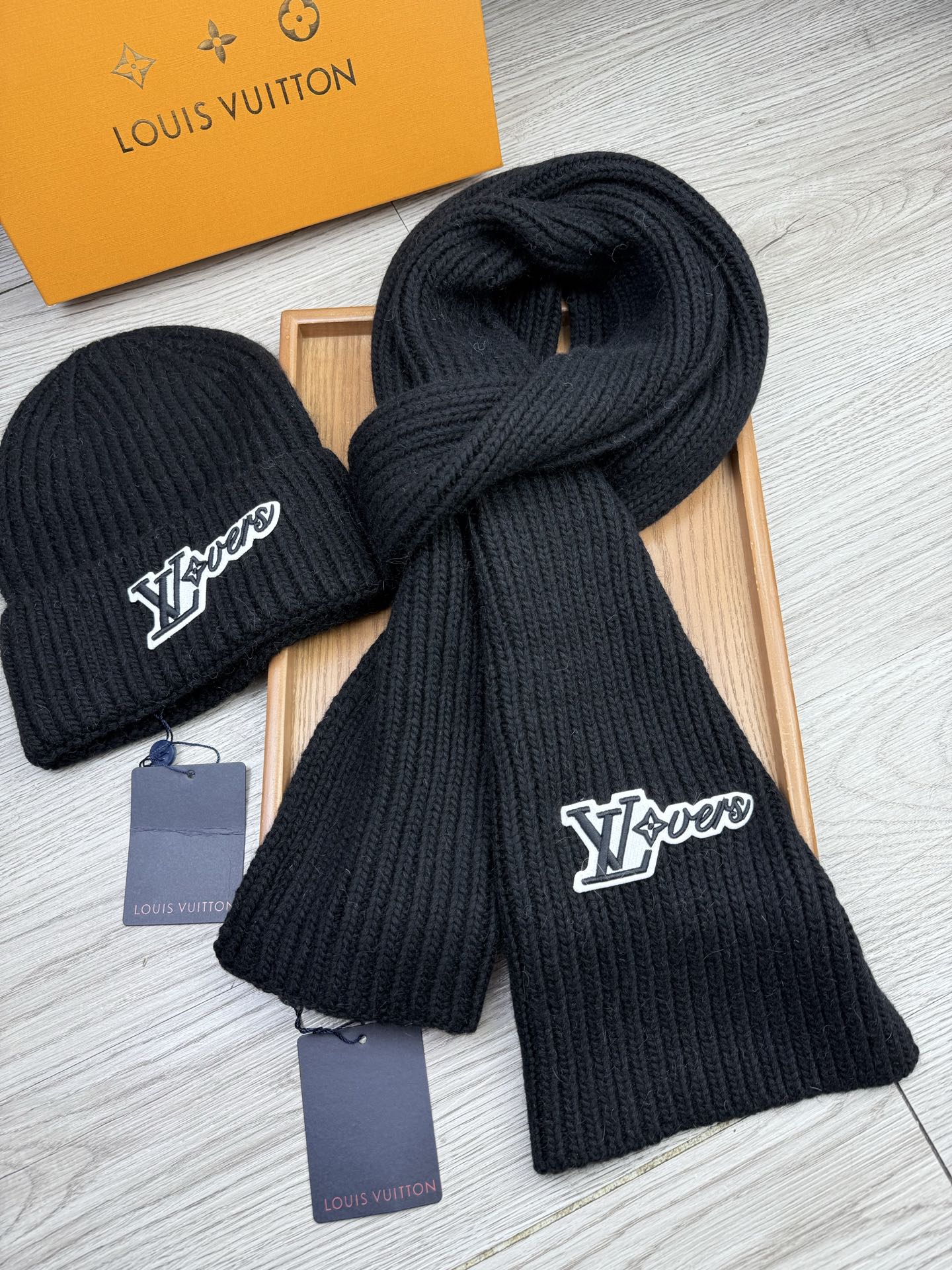 🌹。L家。【两件套-羊毛套装帽子】经典套装帽子！帽子➕围巾！70%羊毛+30%兔毛。暖暖哒超级舒服～冬日小姐姐减龄神器哦
