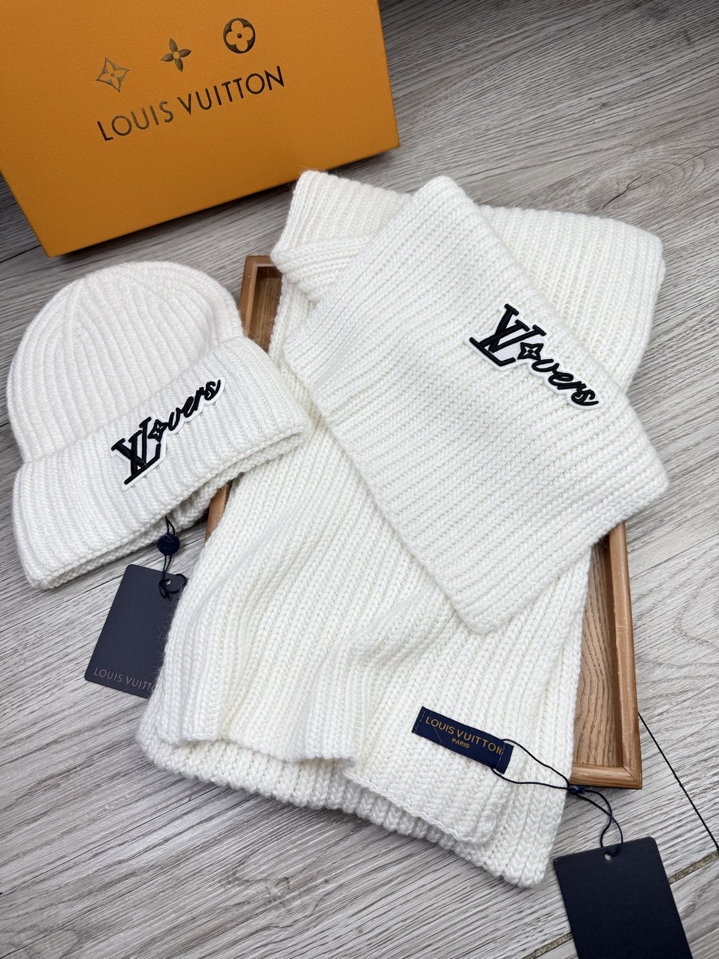 🌹。L家。【两件套-羊毛套装帽子】经典套装帽子！帽子➕围巾！70%羊毛+30%兔毛。暖暖哒超级舒服～冬日小姐姐减龄神器哦