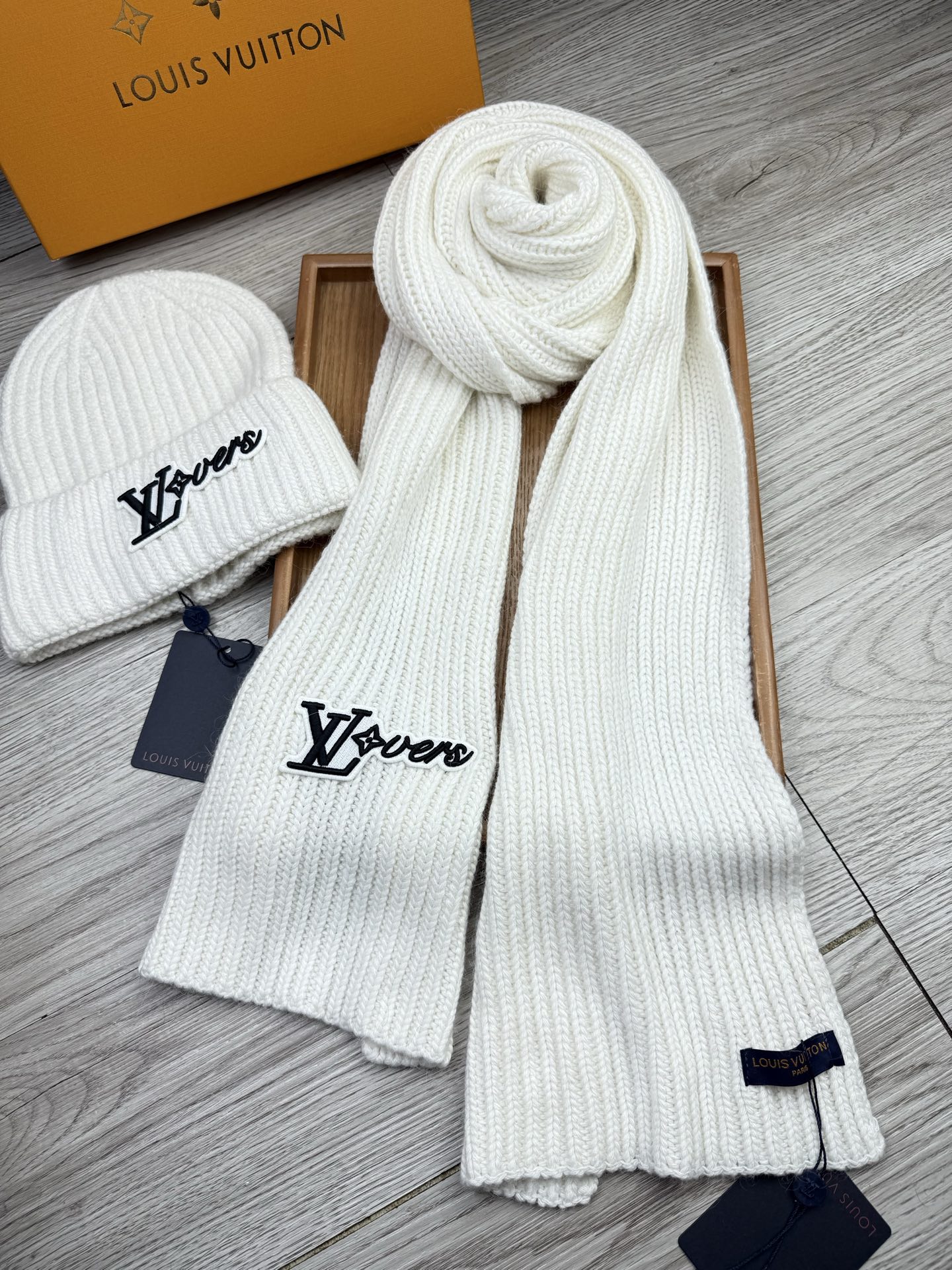 🌹。L家。【两件套-羊毛套装帽子】经典套装帽子！帽子➕围巾！70%羊毛+30%兔毛。暖暖哒超级舒服～冬日小姐姐减龄神器哦